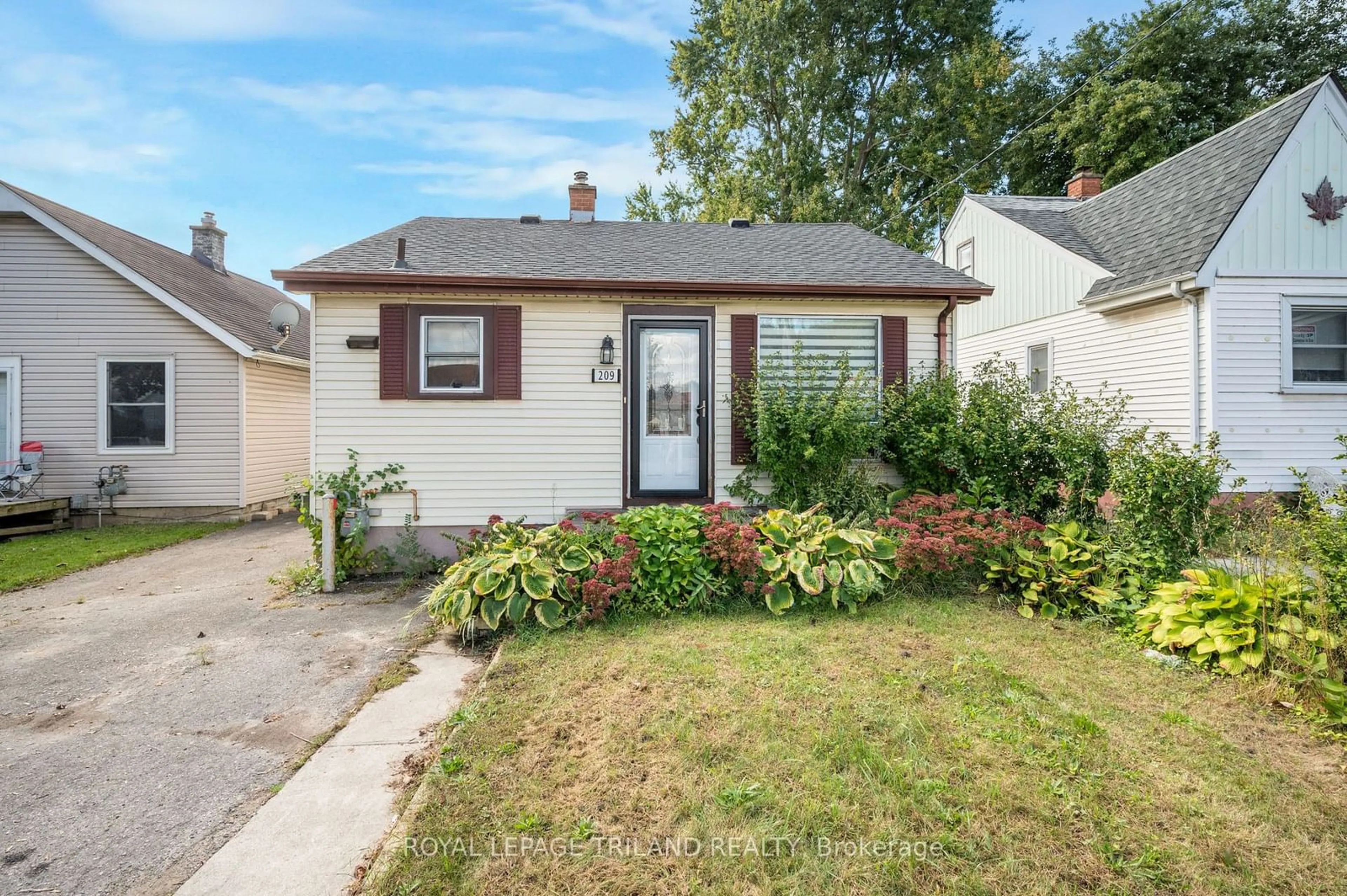 Frontside or backside of a home for 209 HIGHBURY Ave, London Ontario N5Z 2W6