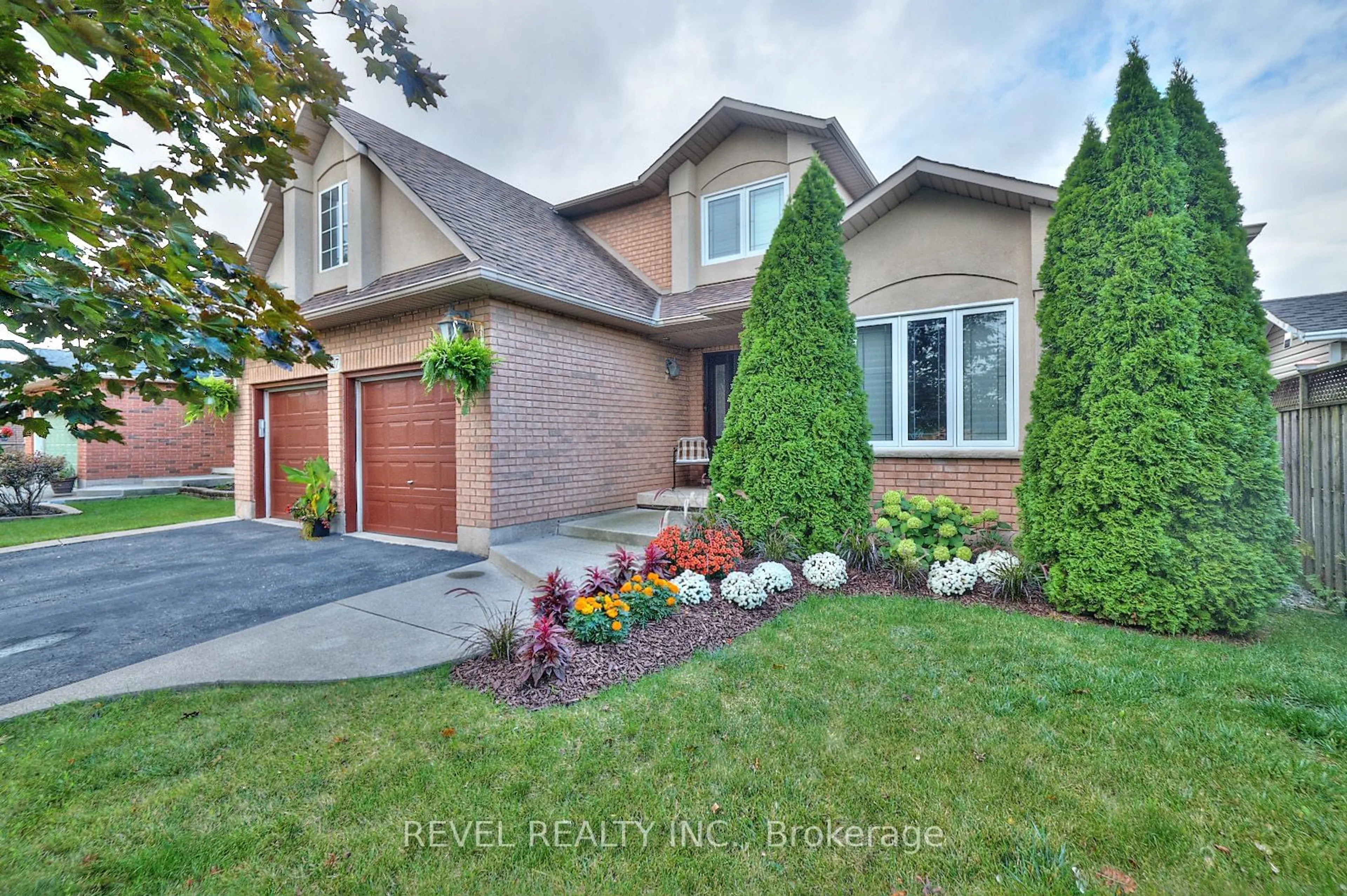 Home with brick exterior material for 107 Napa Lane, Hamilton Ontario L8E 6B5