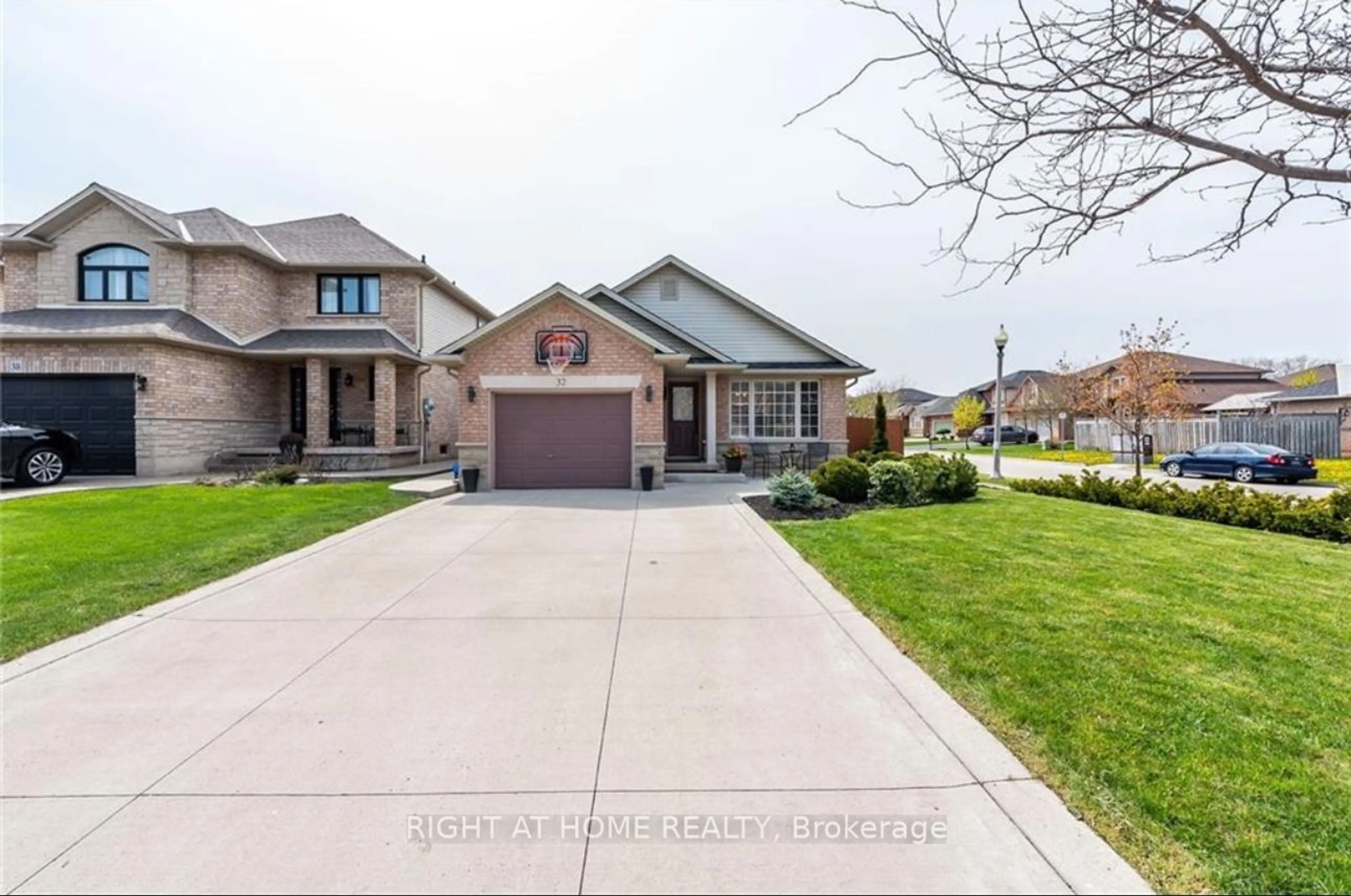 Frontside or backside of a home for 32 Sonoma Lane, Hamilton Ontario L8E 6B5