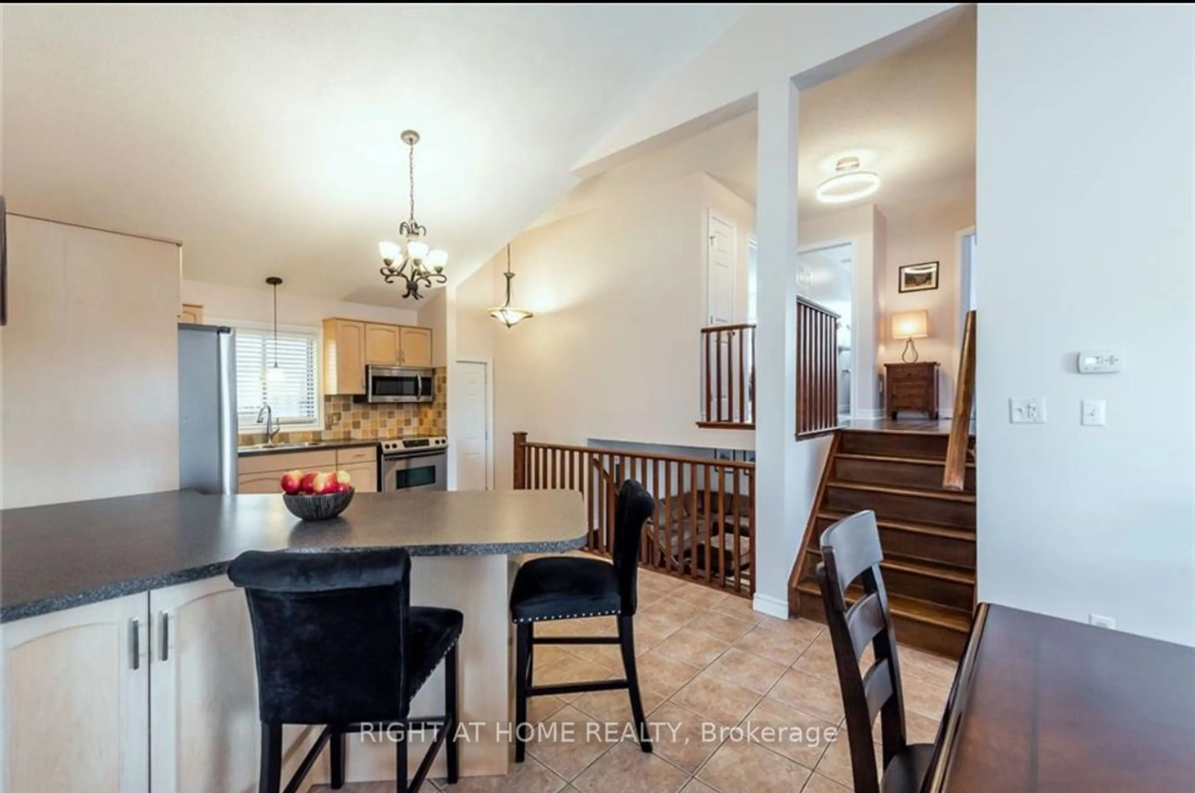 Dining room for 32 Sonoma Lane, Hamilton Ontario L8E 6B5