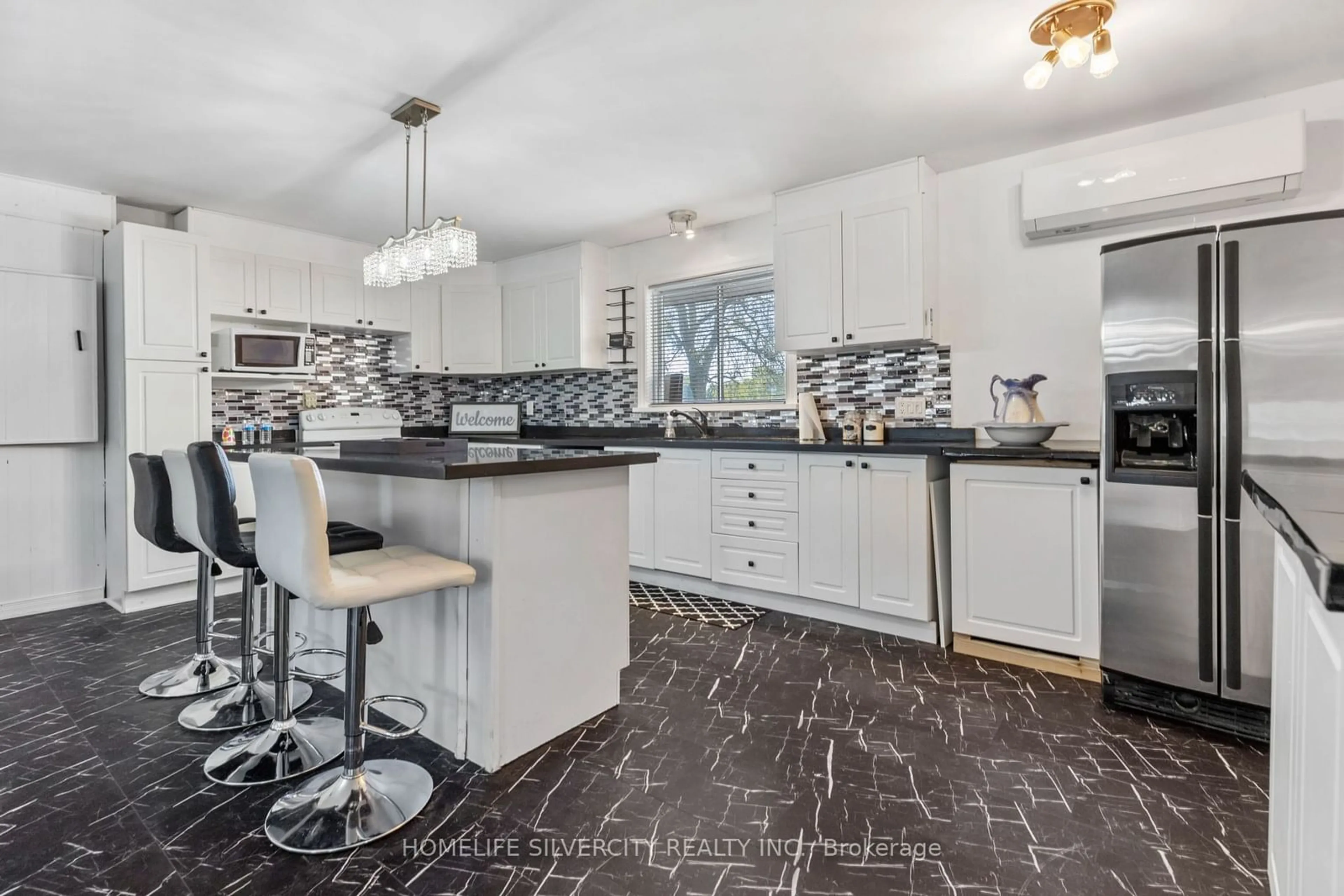 Open concept kitchen for 20527 Melbourne Rd, Southwest Middlesex Ontario N0L 1T0