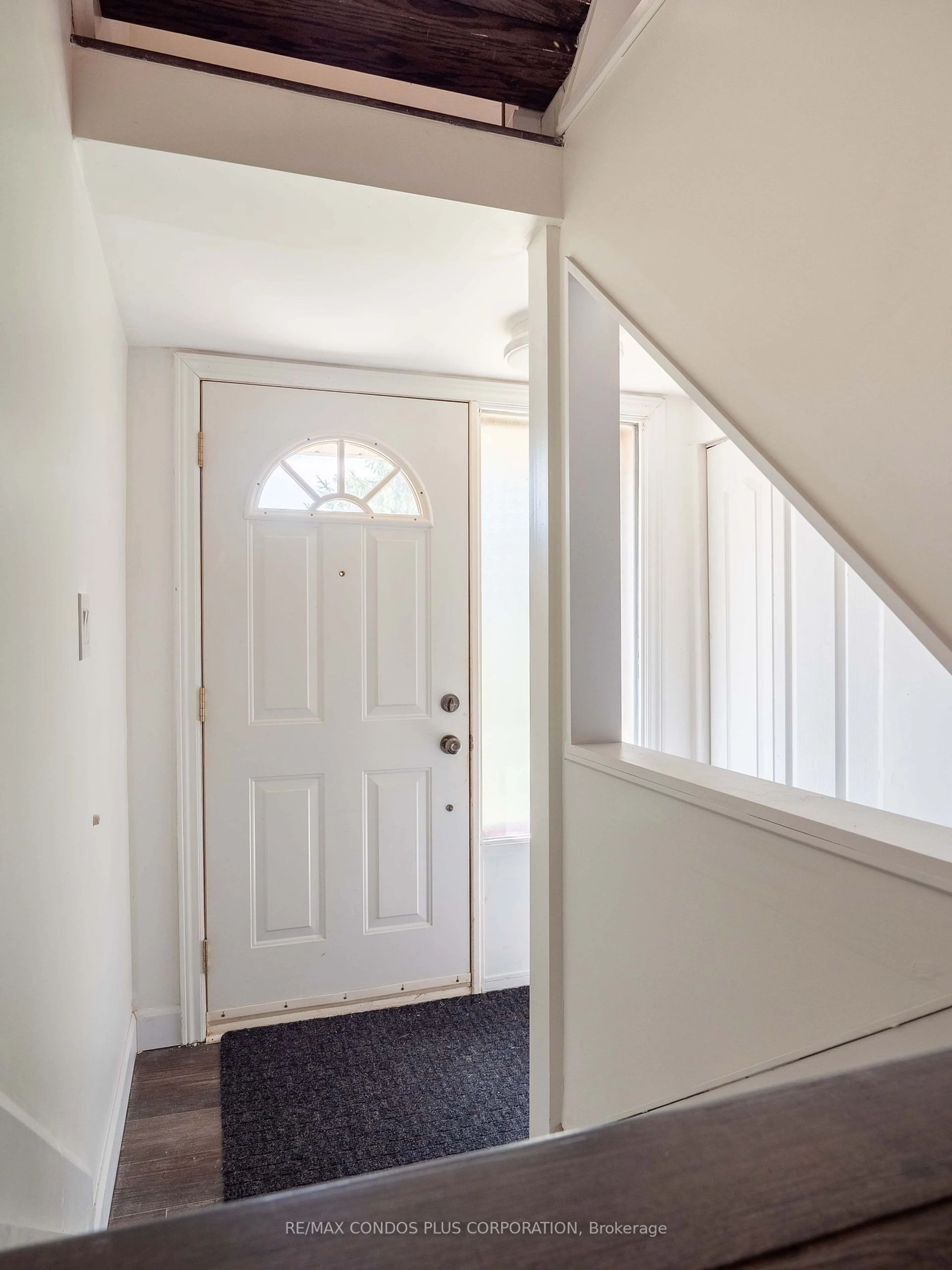 Indoor entryway, wood floors for 1300 Upper Ottawa St #3, Hamilton Ontario L8W 1M8