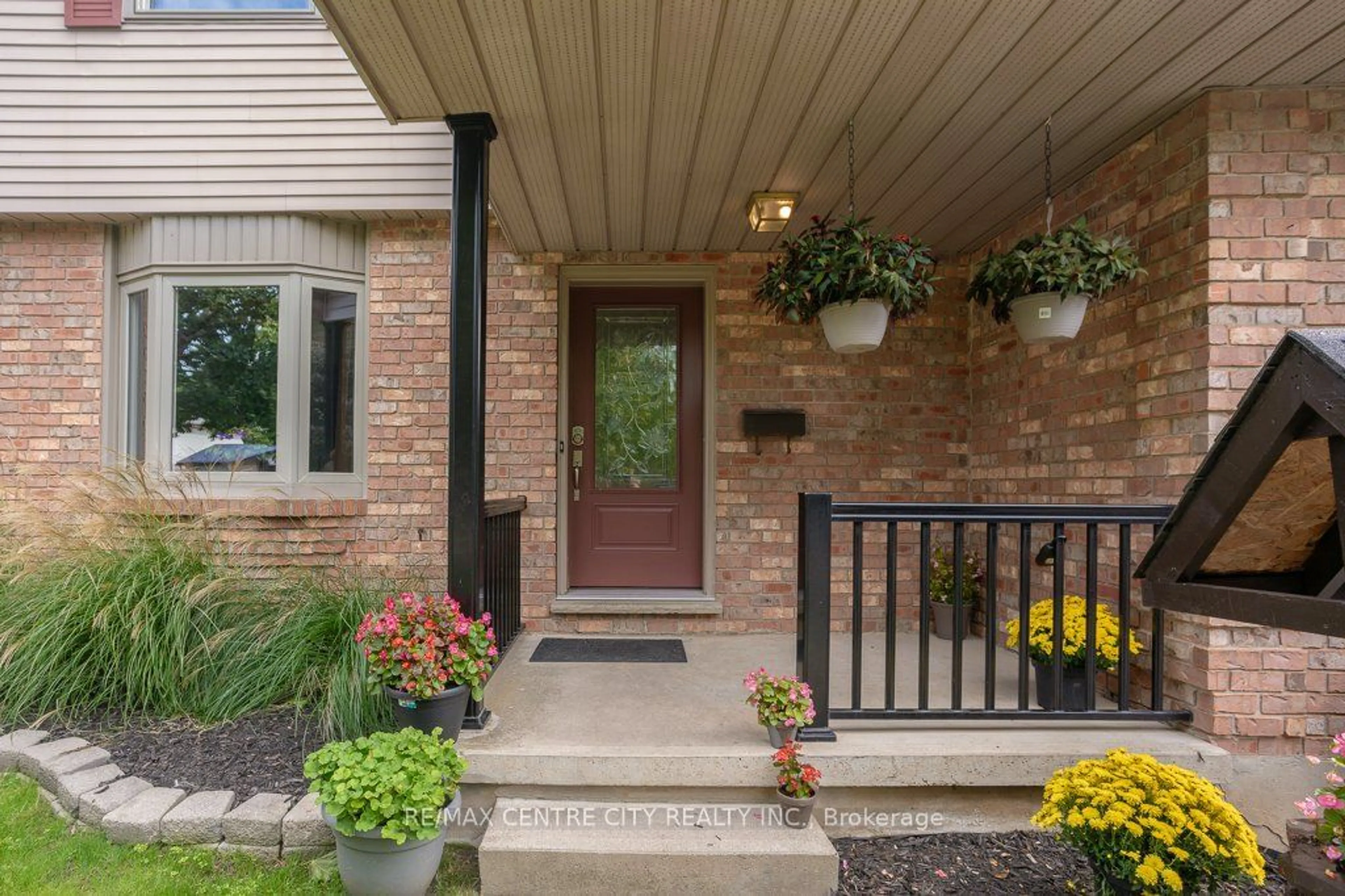 Indoor entryway, wood floors for 67 Farmington Ave, Aylmer Ontario N5H 3E3