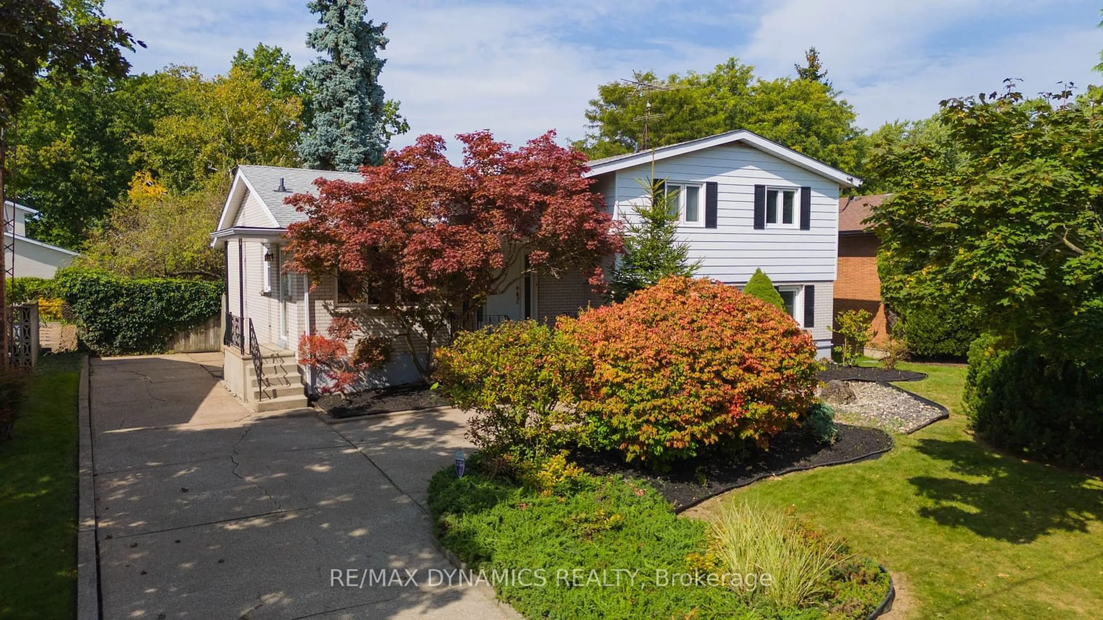 A pic from exterior of the house or condo, the fenced backyard for 27 Lawrence Dr, Thorold Ontario L2V 2X6