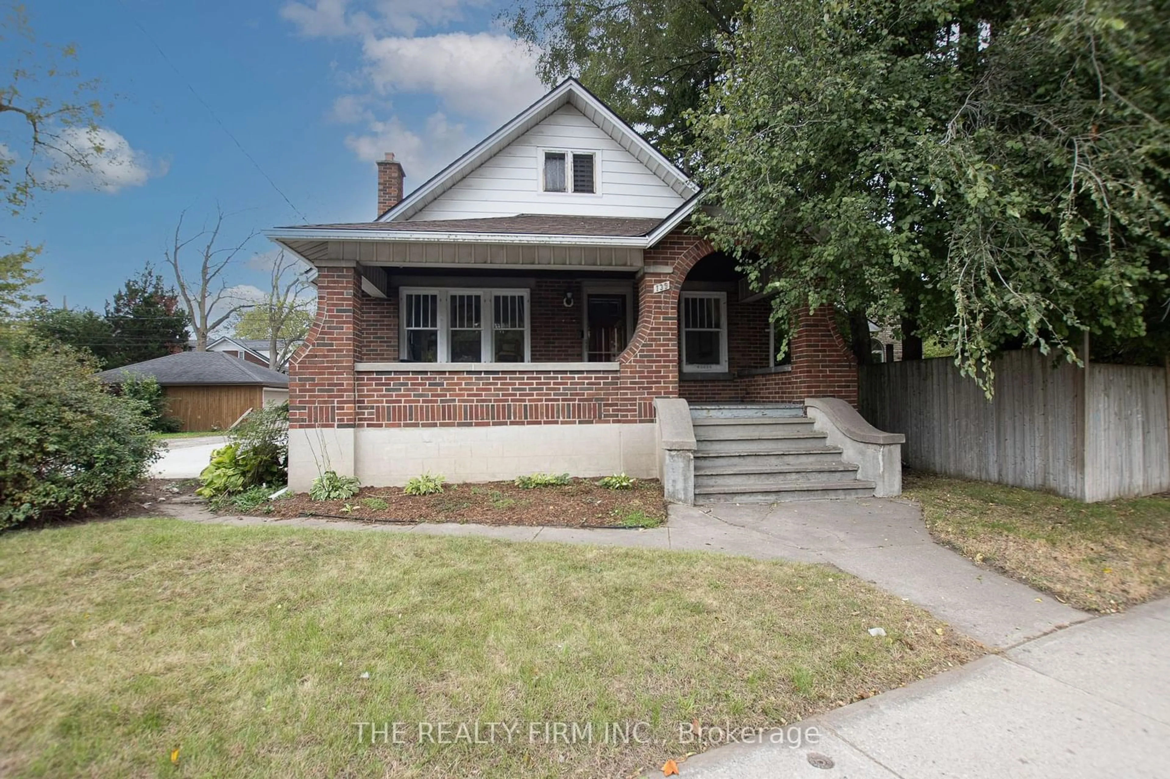 Frontside or backside of a home for 139 Wellington Rd, London Ontario N6C 4N2