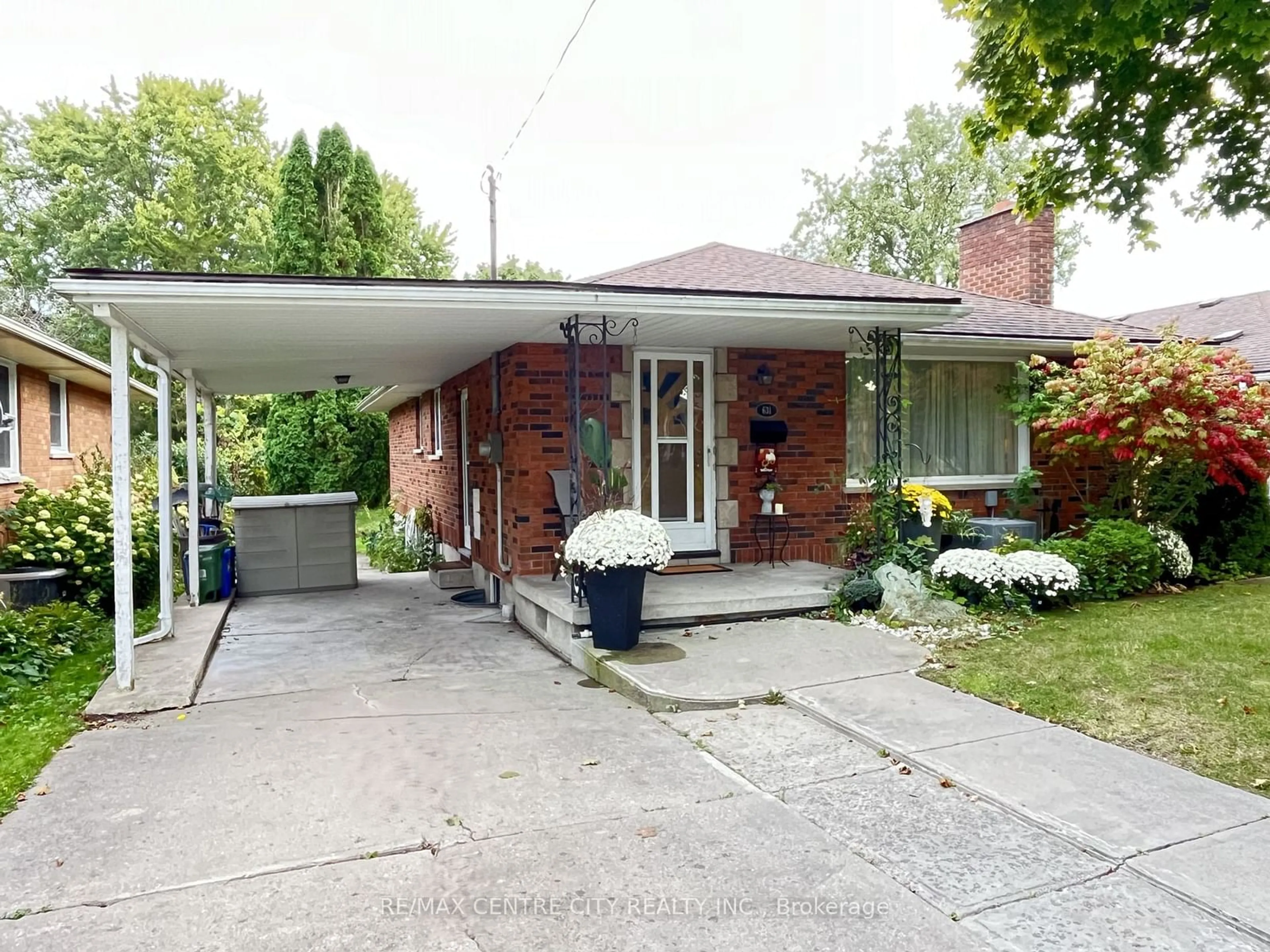 Outside view for 631 Ross St, London Ontario N5Y 3V8