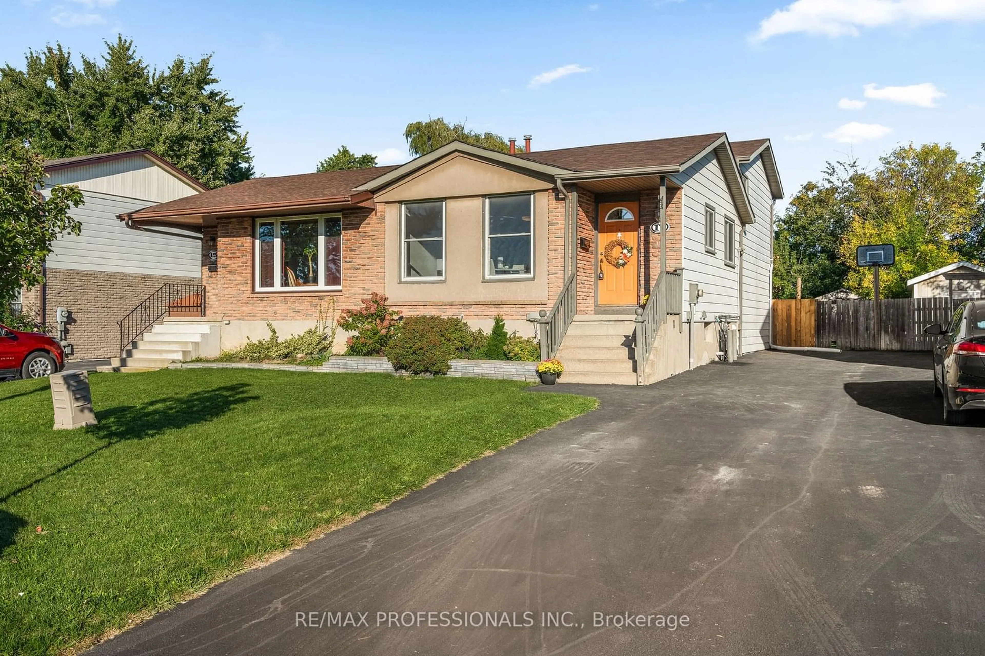 Frontside or backside of a home, cottage for 17 Canterbury Dr, St. Catharines Ontario L2P 3M6