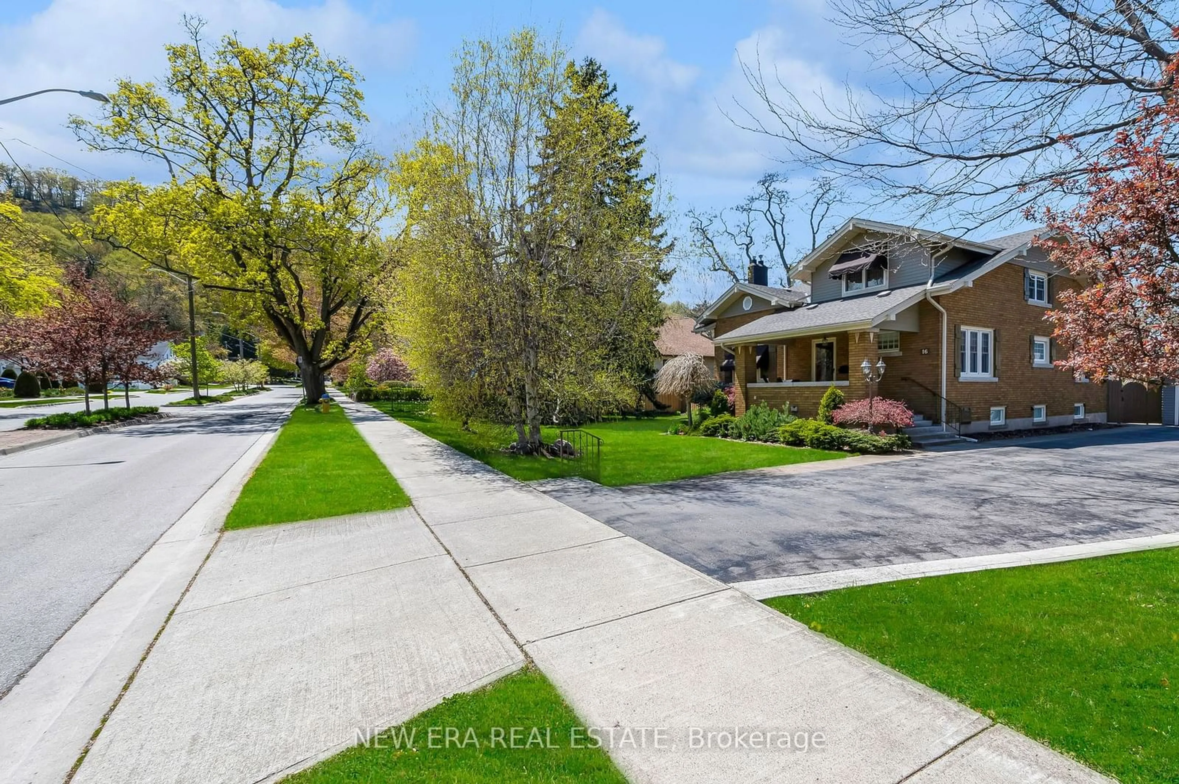 A pic from outside/outdoor area/front of a property/back of a property/a pic from drone, street for 16 Nelles Blvd, Grimsby Ontario L3M 3R1