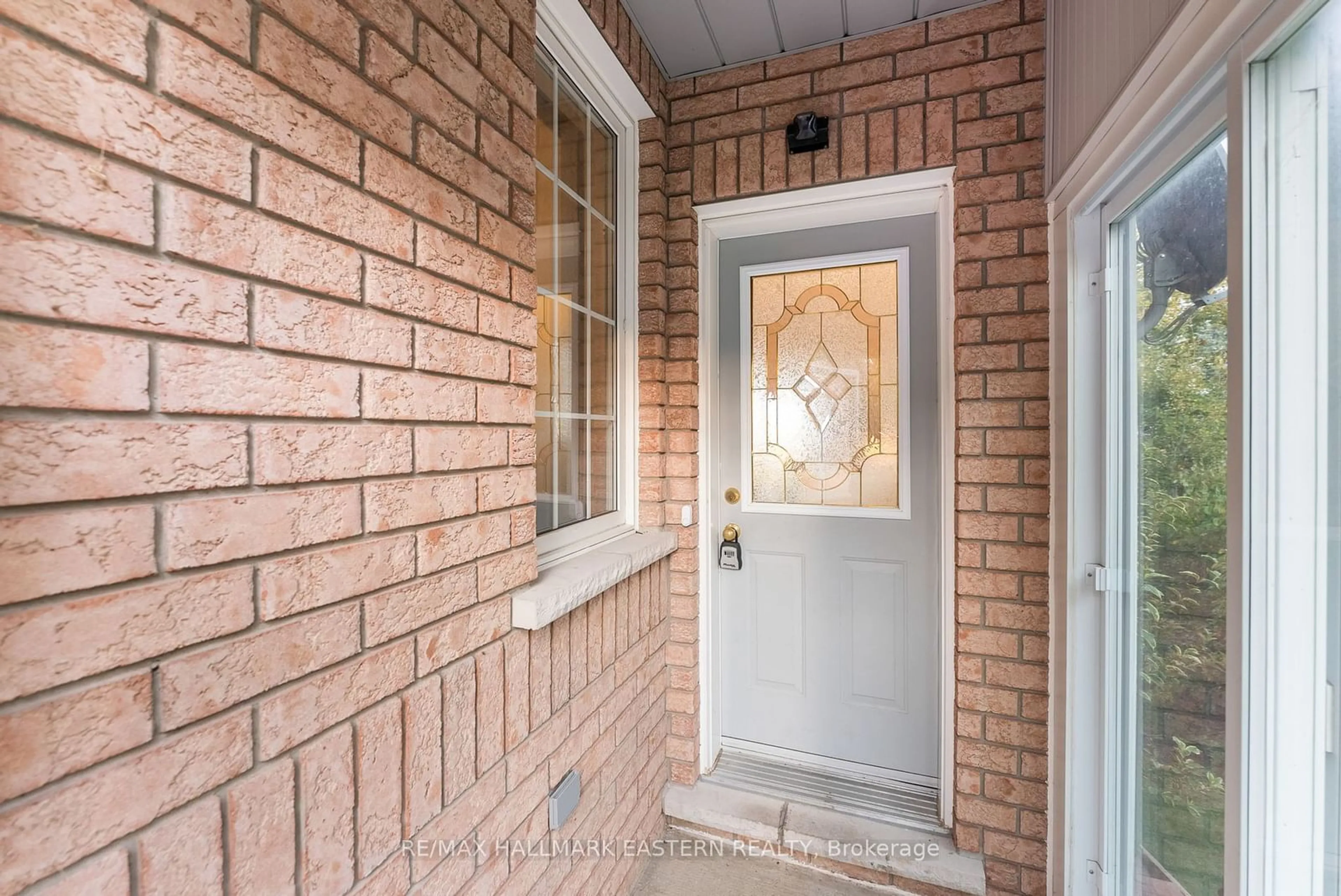 Indoor entryway for 1107 Baker St, Peterborough Ontario K9H 7R3