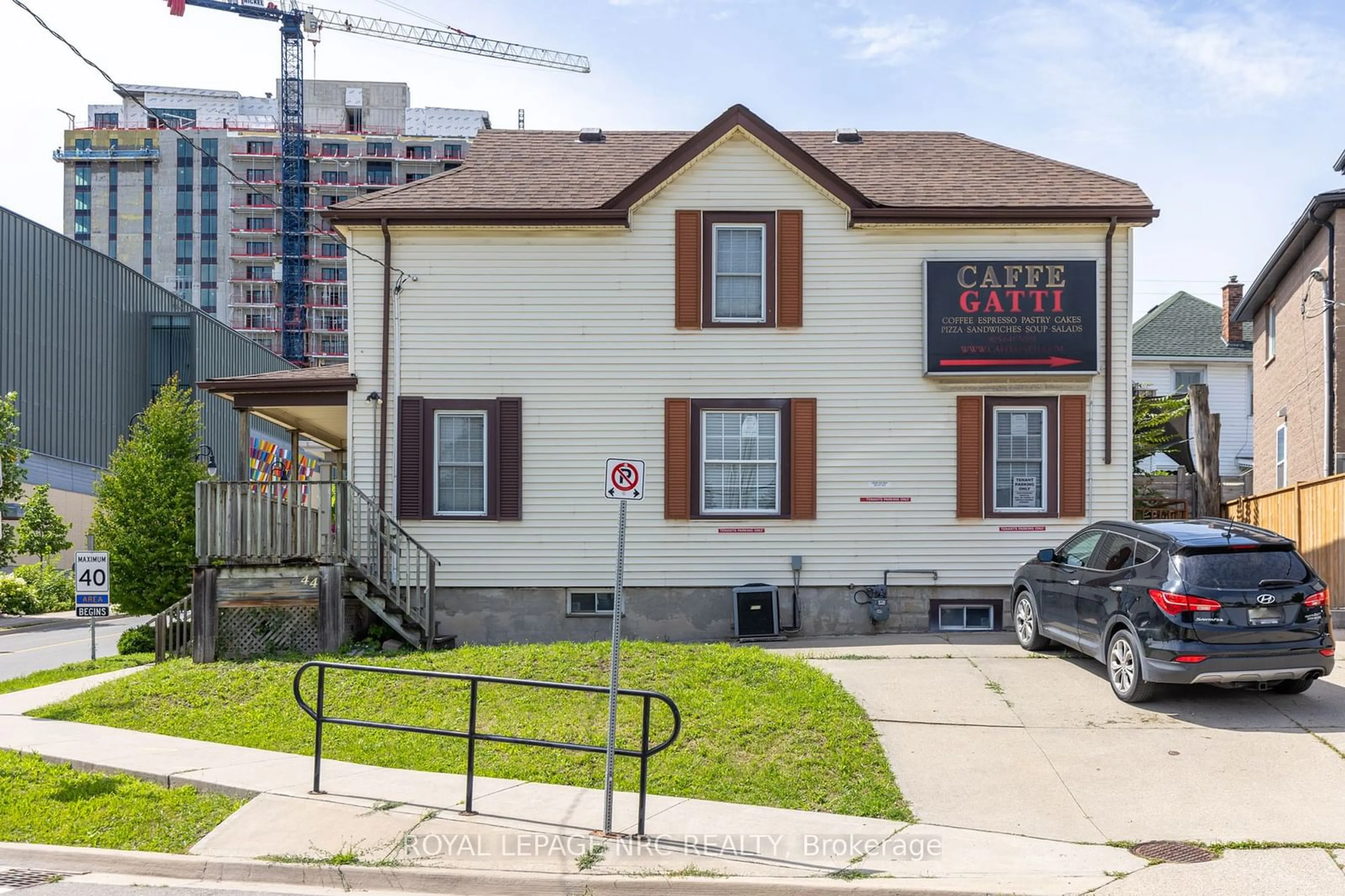 A pic from exterior of the house or condo, the front or back of building for 44 Carlisle St, St. Catharines Ontario L2R 4H4