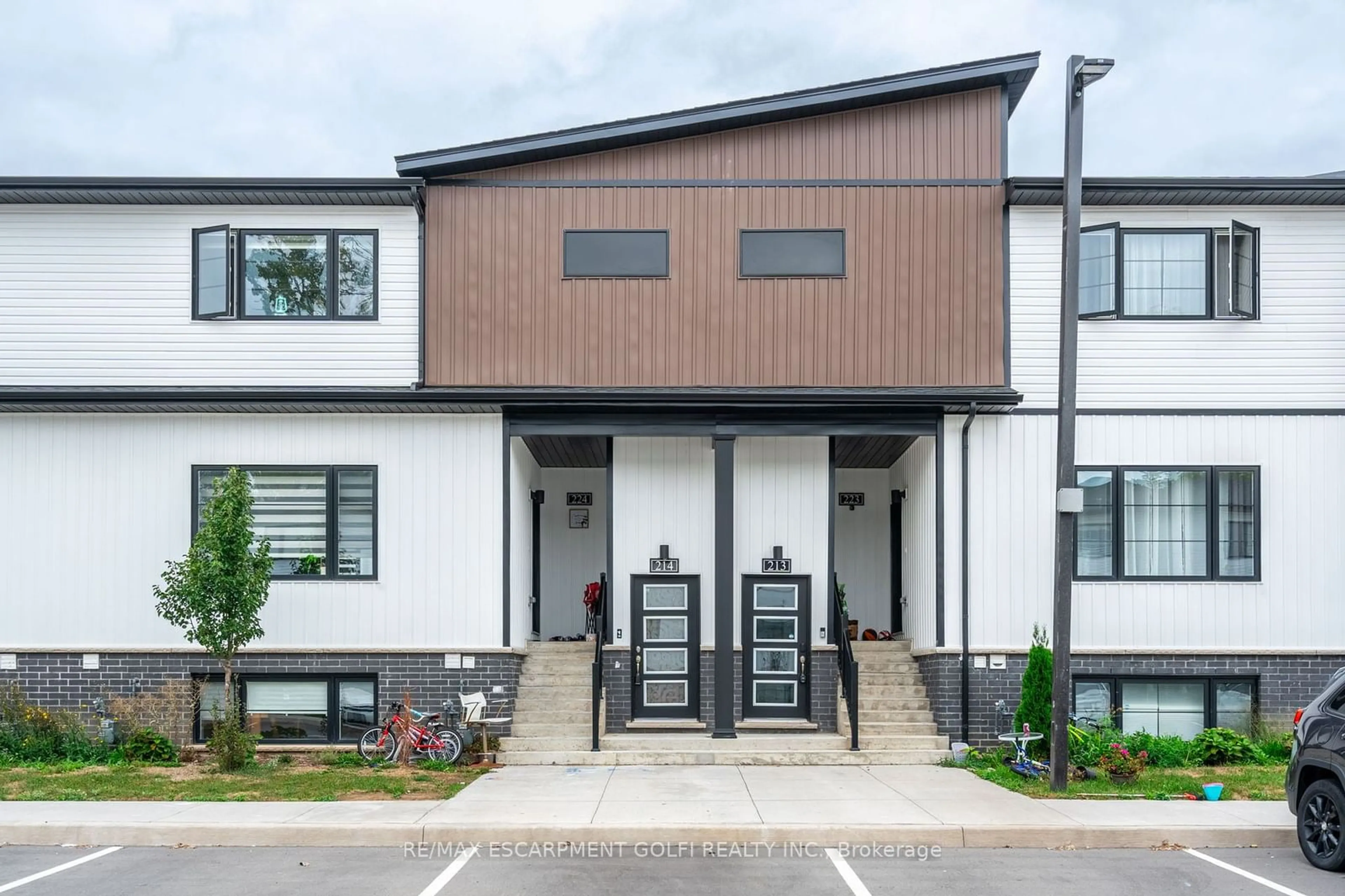 A pic from exterior of the house or condo, the front or back of building for 4263 Fourth Ave #214, Niagara Falls Ontario L2R 0C2