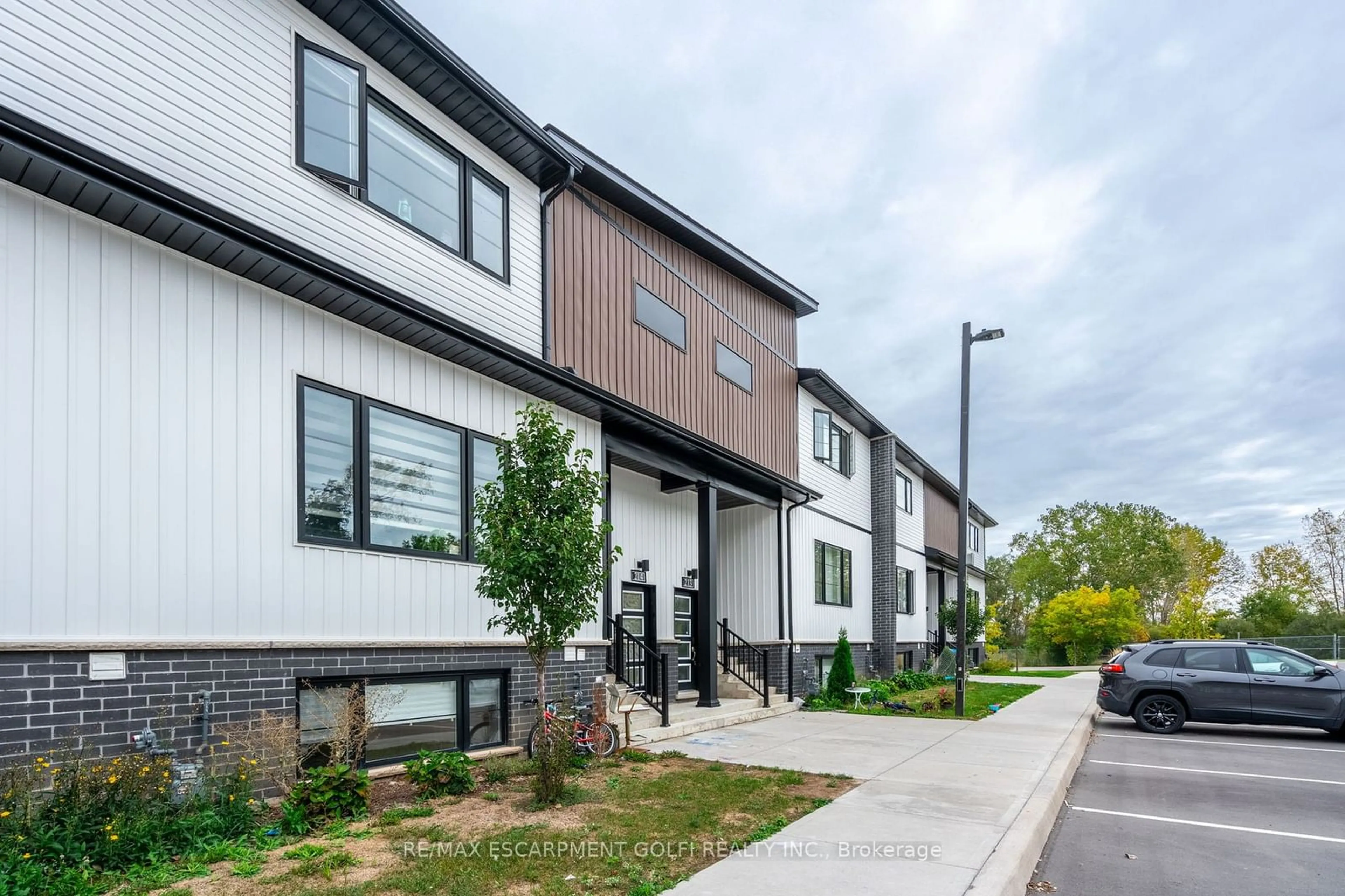 A pic from exterior of the house or condo, the front or back of building for 4263 Fourth Ave #214, Niagara Falls Ontario L2R 0C2