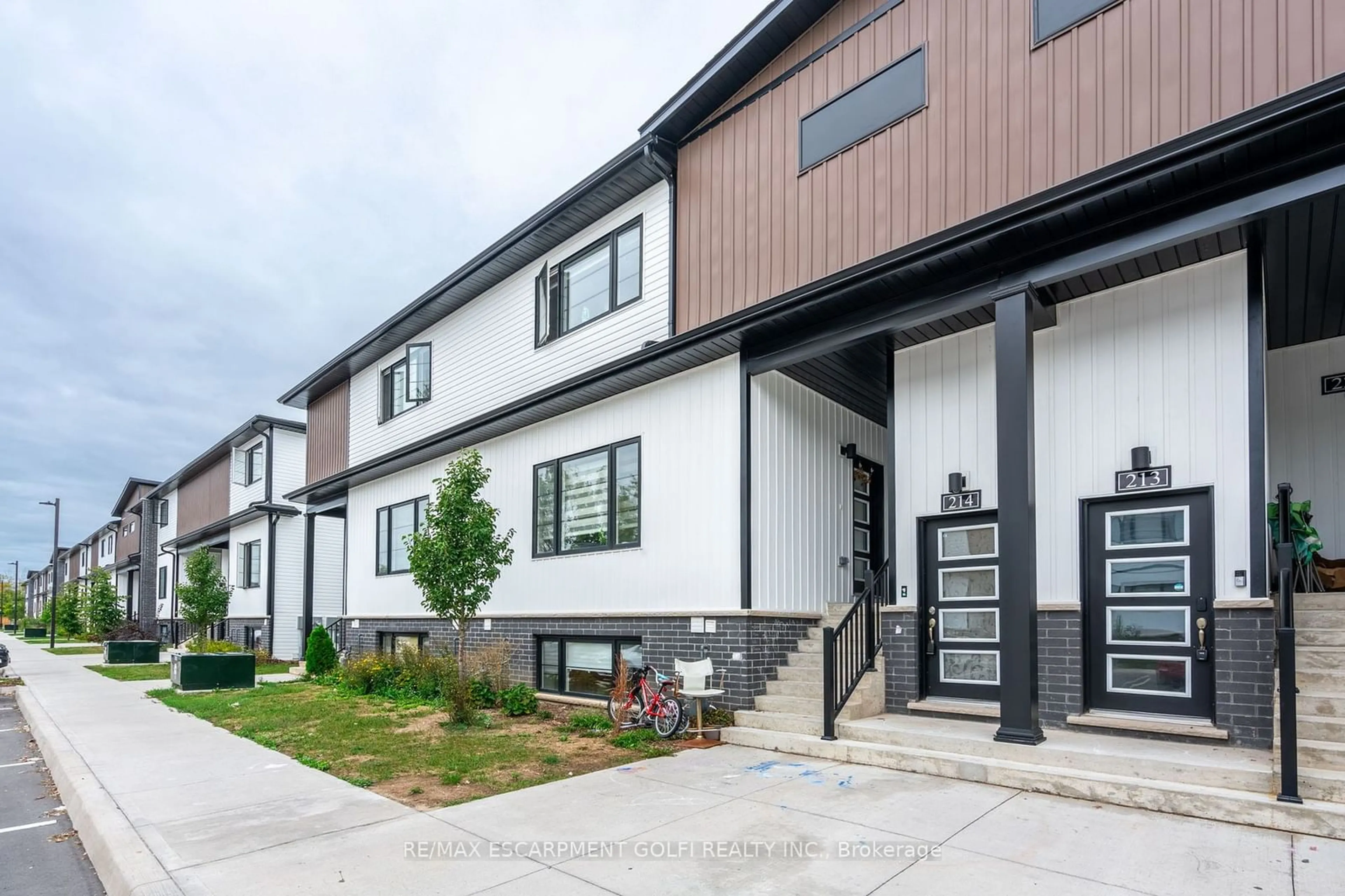 Frontside or backside of a home, the front or back of building for 4263 Fourth Ave #214, Niagara Falls Ontario L2R 0C2