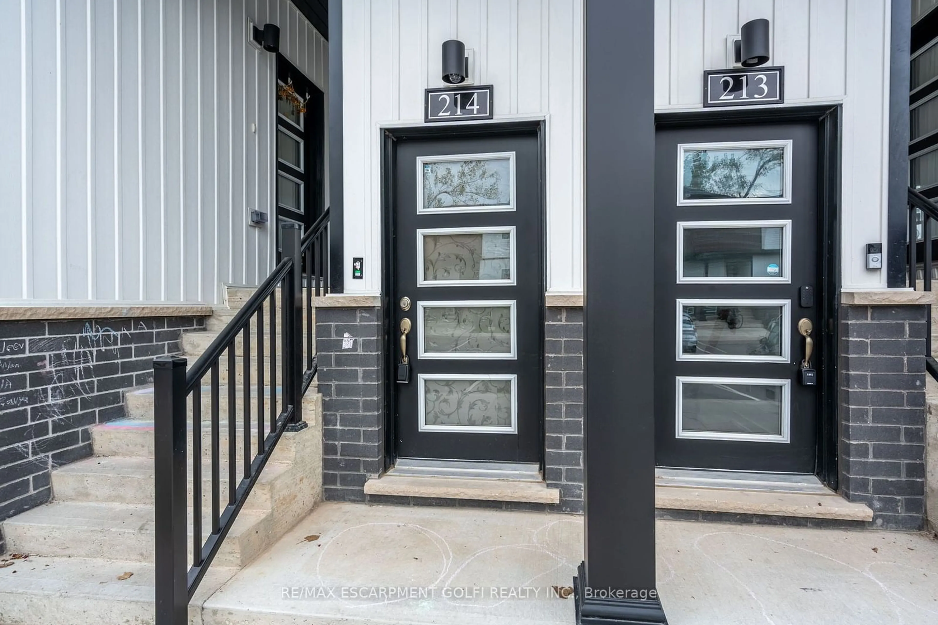 Indoor entryway, wood floors for 4263 Fourth Ave #214, Niagara Falls Ontario L2R 0C2