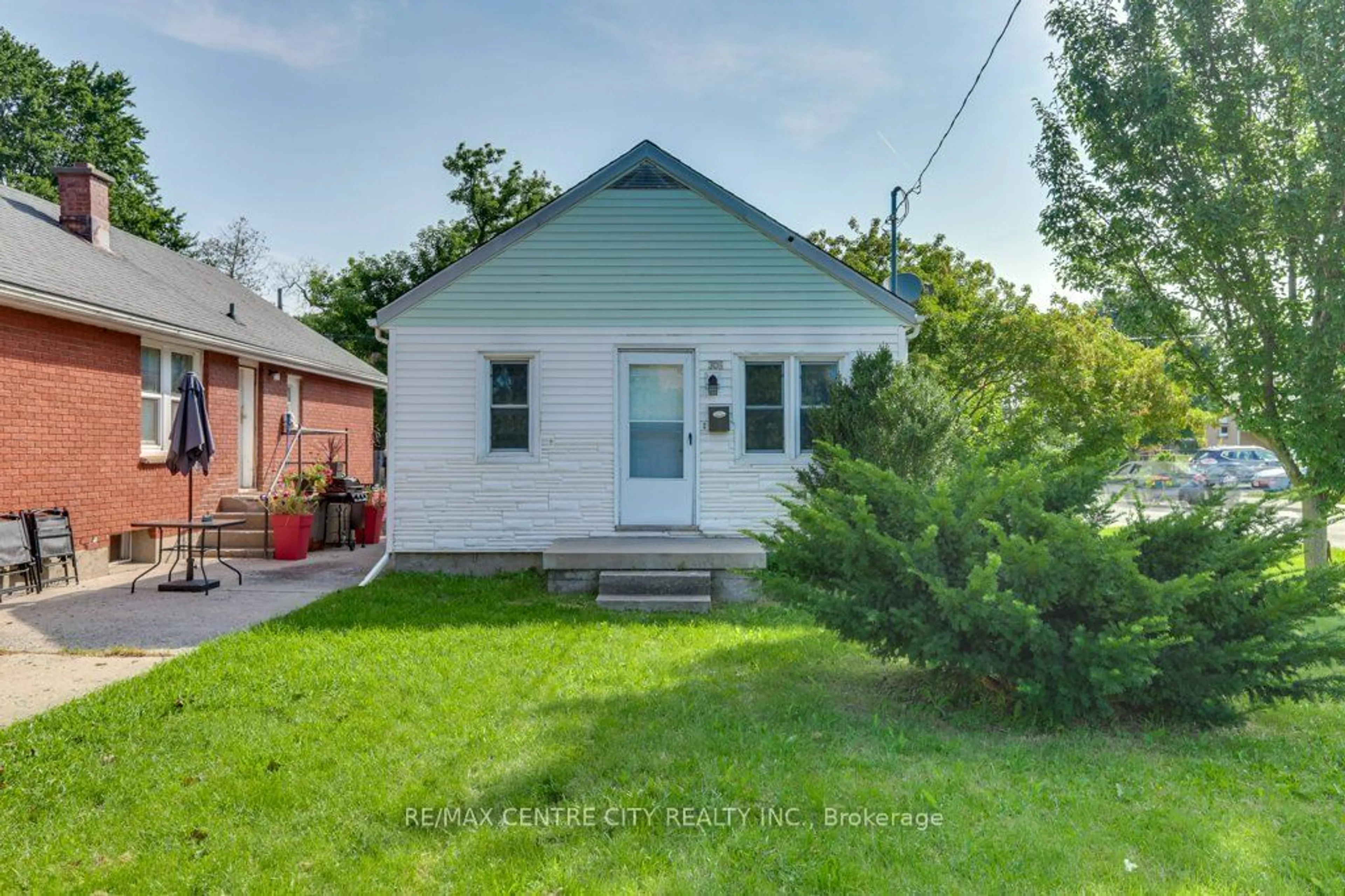 Frontside or backside of a home, cottage for 306 Vancouver St, London Ontario N5W 4S4