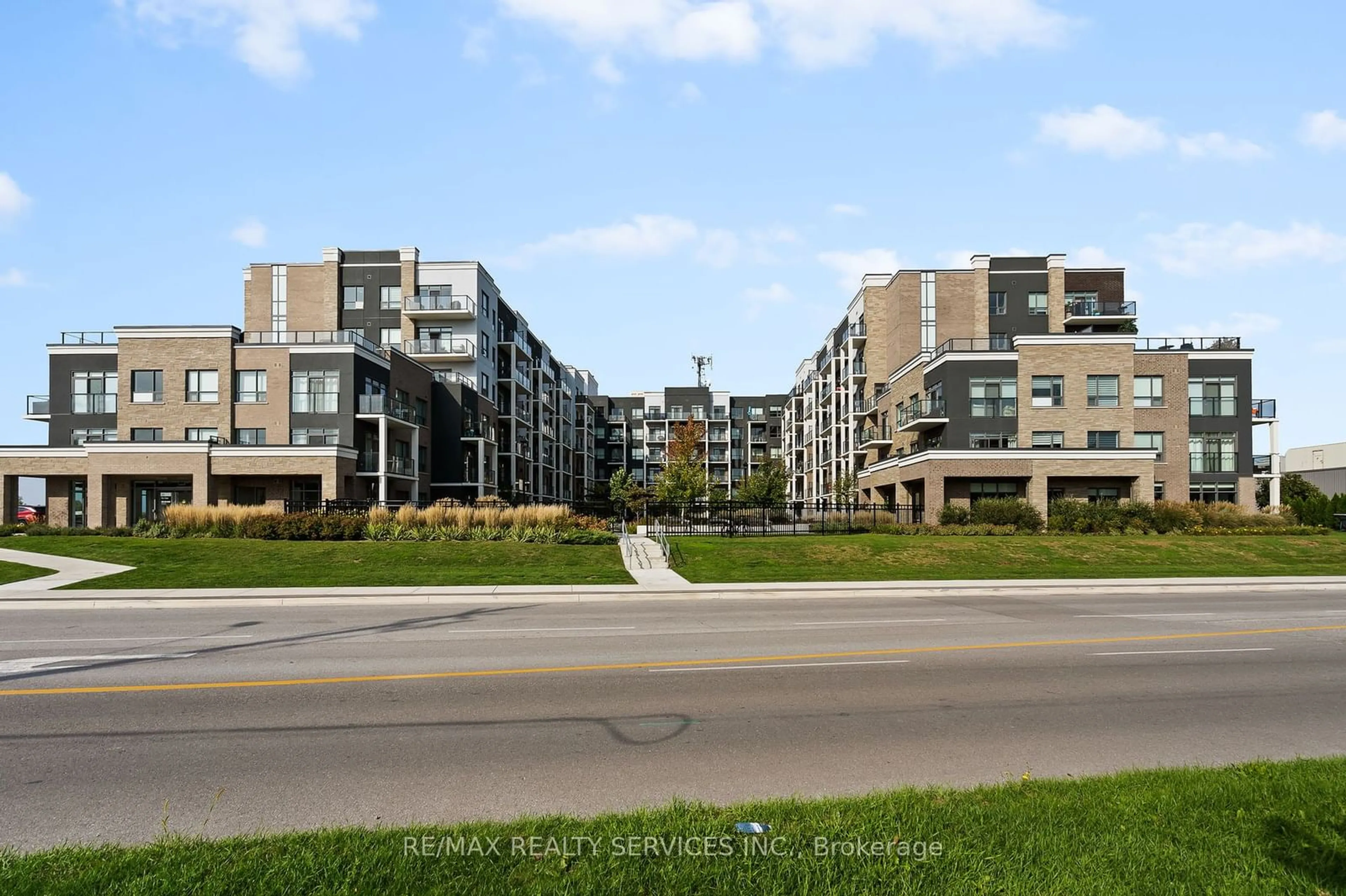 A pic from exterior of the house or condo, the street view for 5055 Greenlane Rd #220, Lincoln Ontario L3J 2J3