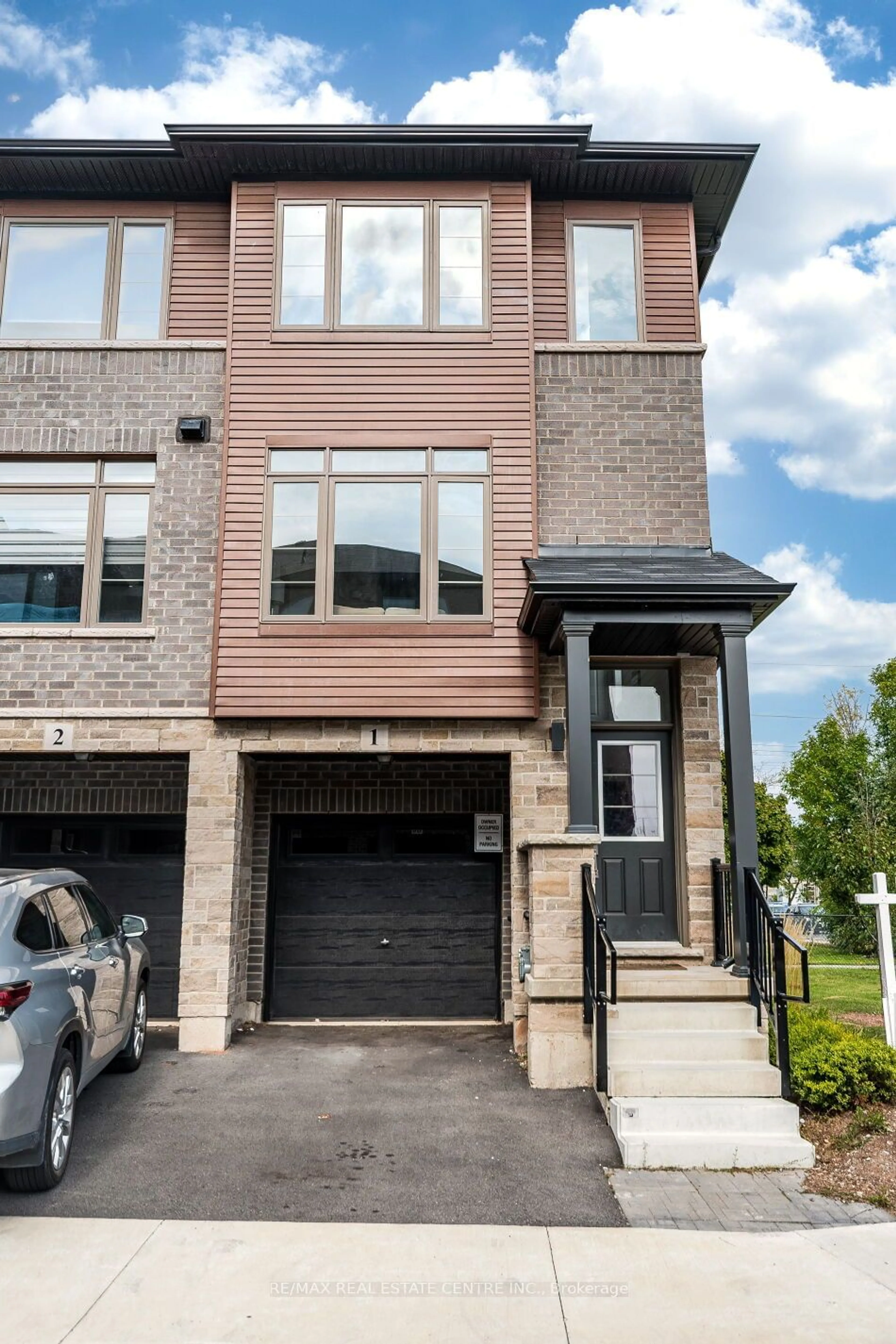 Home with brick exterior material for 575 Woodward Ave #1, Hamilton Ontario L8H 0B3