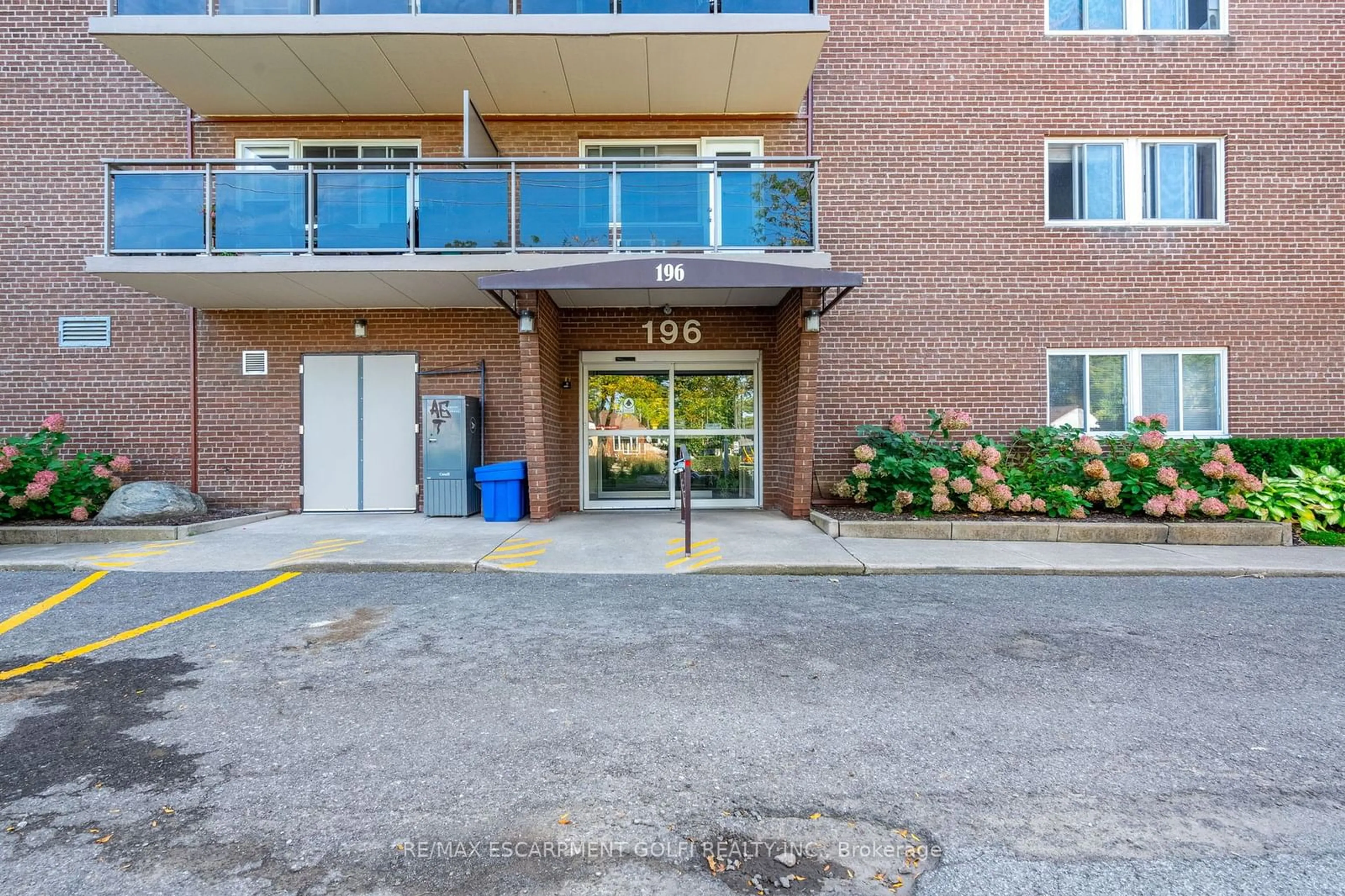 A pic from exterior of the house or condo, the front or back of building for 196 Scott St #212, St. Catharines Ontario L2N 5T2