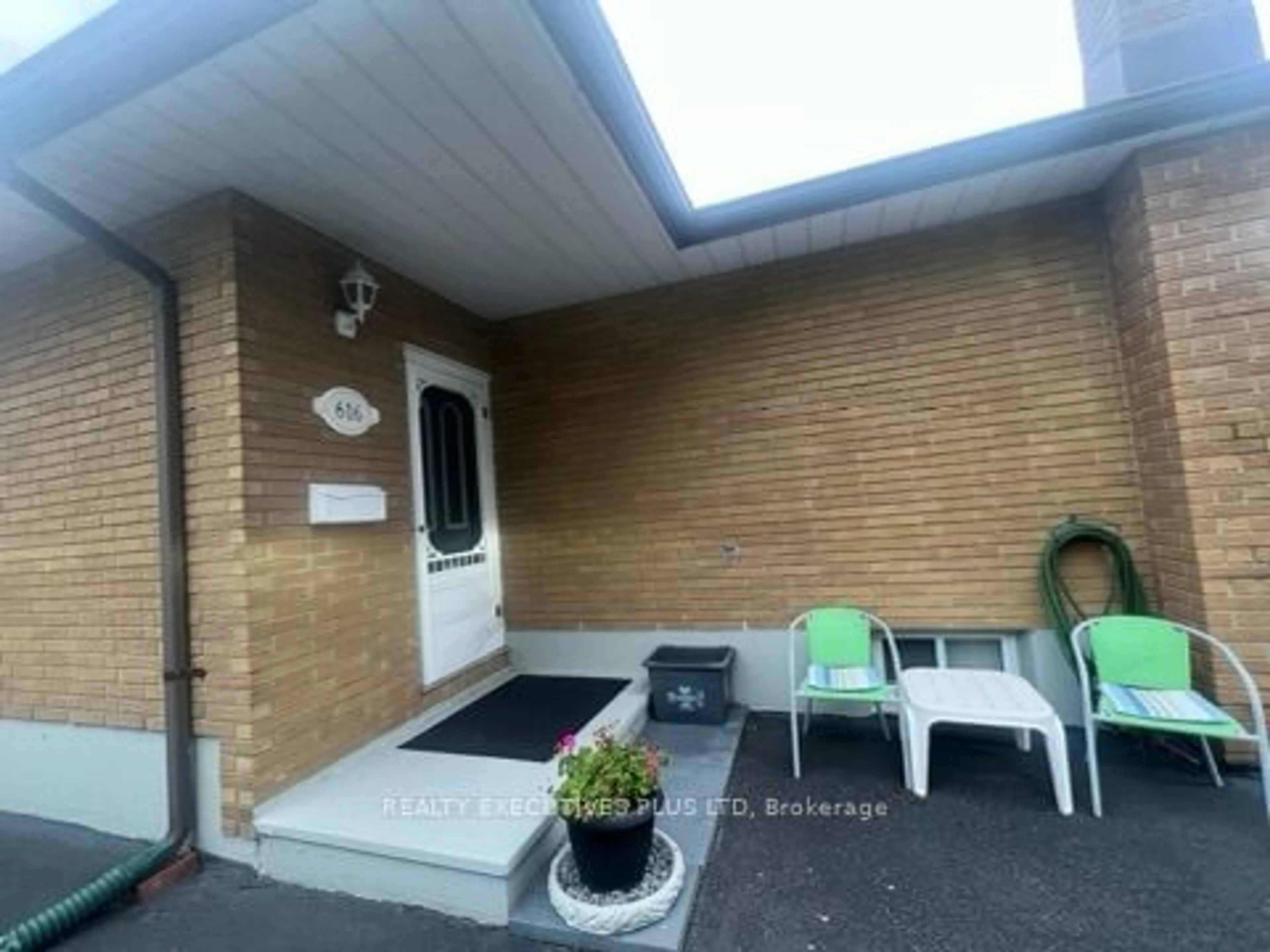 Patio, the front or back of building for 616 Bunting Rd, St. Catharines Ontario L2M 2Z8