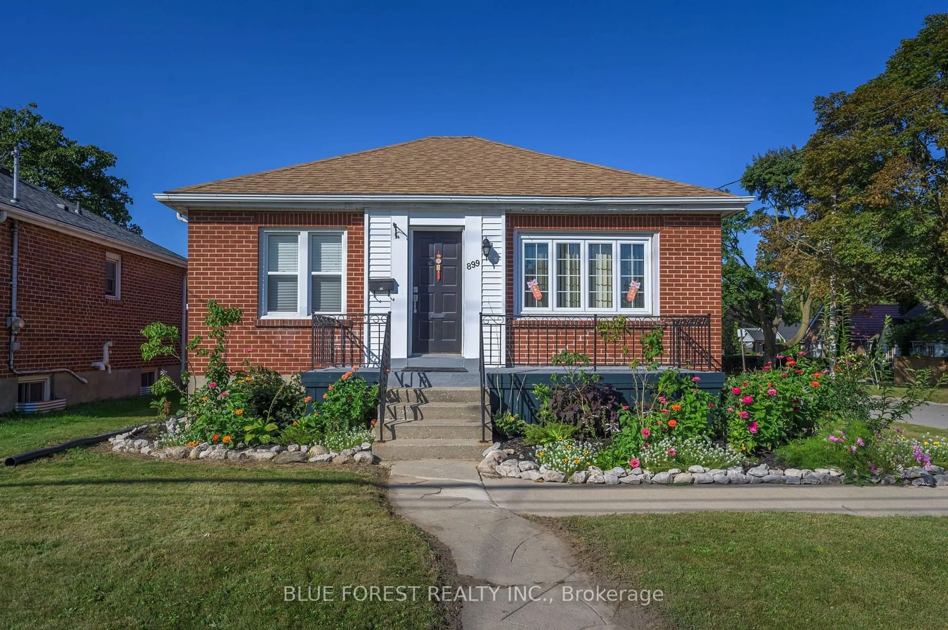 Home with brick exterior material for 899 Adelaide St, London Ontario N5Y 2M4