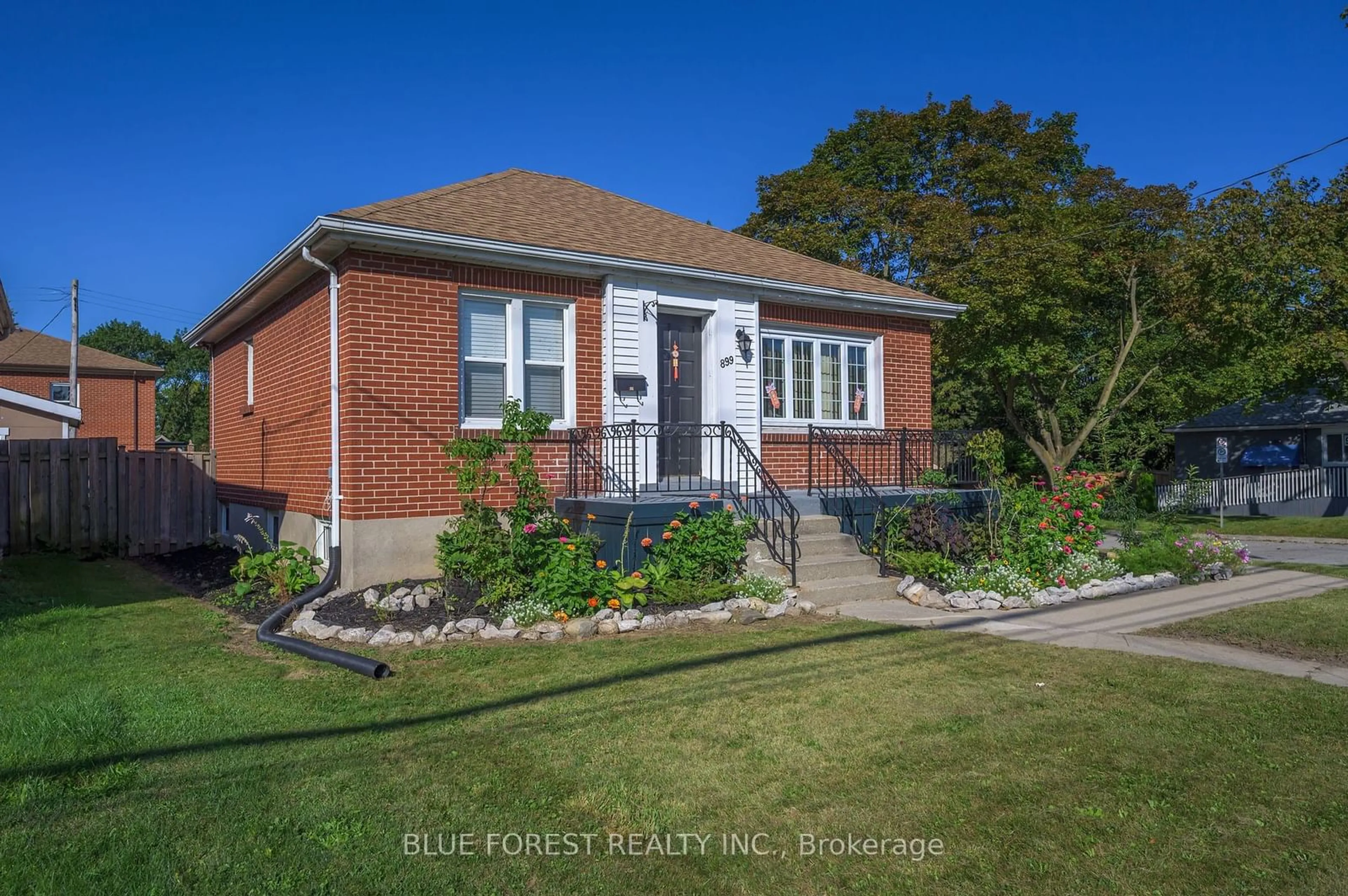 Home with brick exterior material for 899 Adelaide St, London Ontario N5Y 2M4