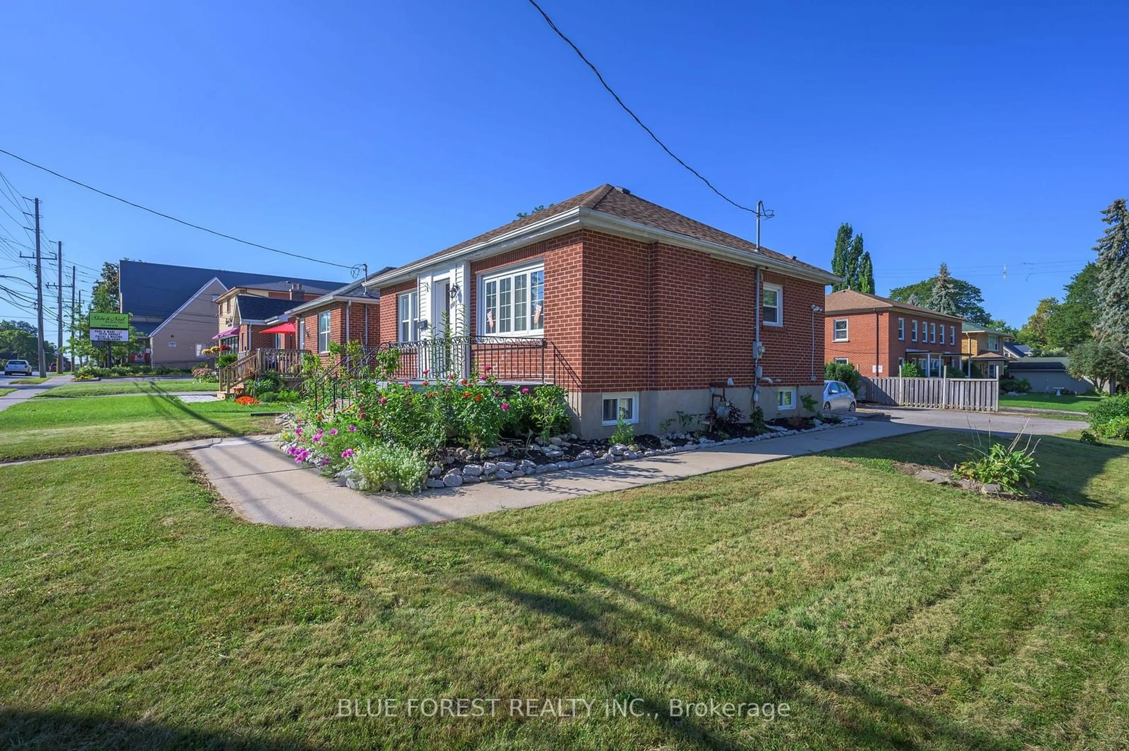 Home with brick exterior material for 899 Adelaide St, London Ontario N5Y 2M4