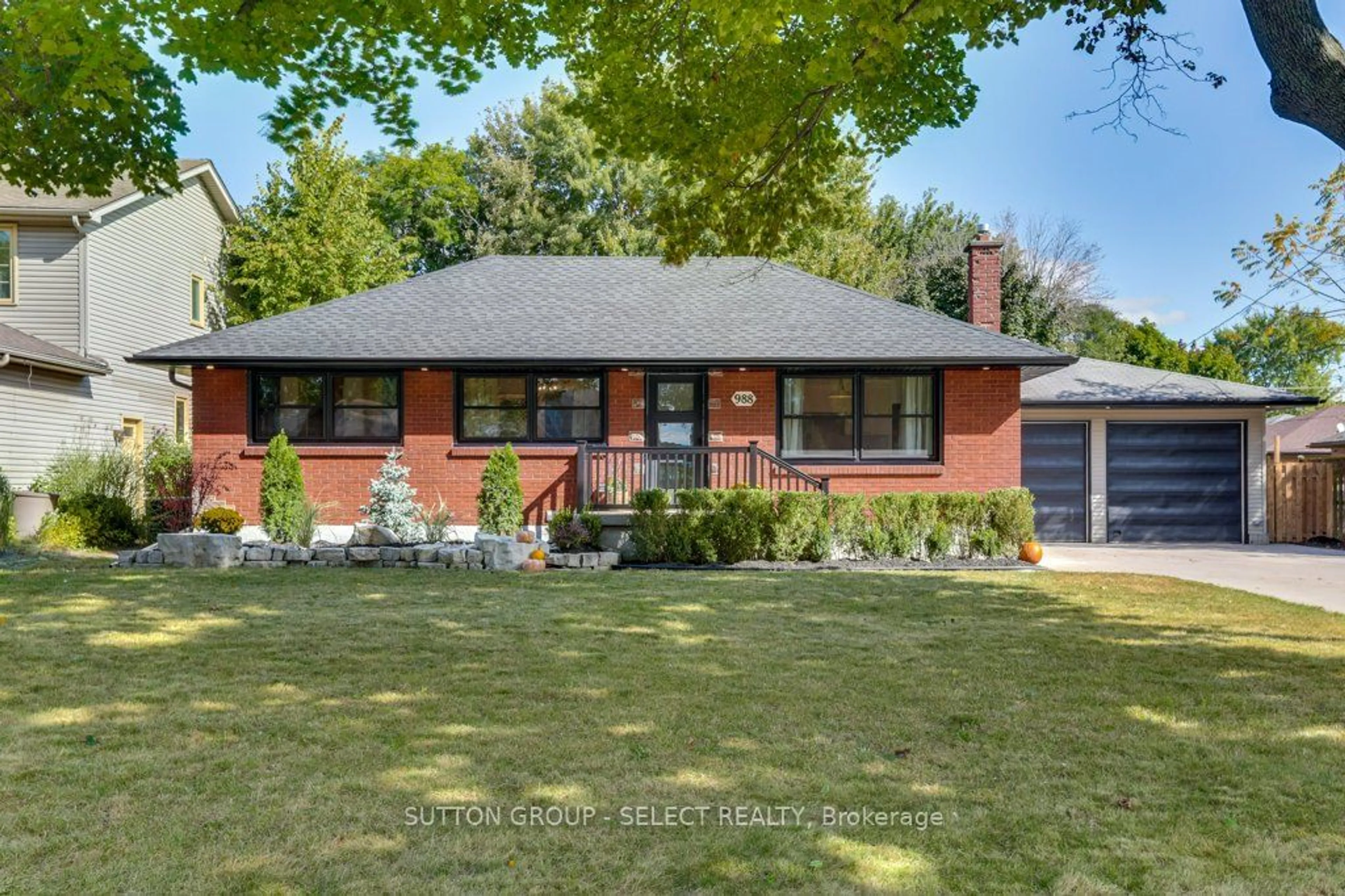 Home with brick exterior material for 988 Glenbanner Rd, London Ontario N6E 1N2