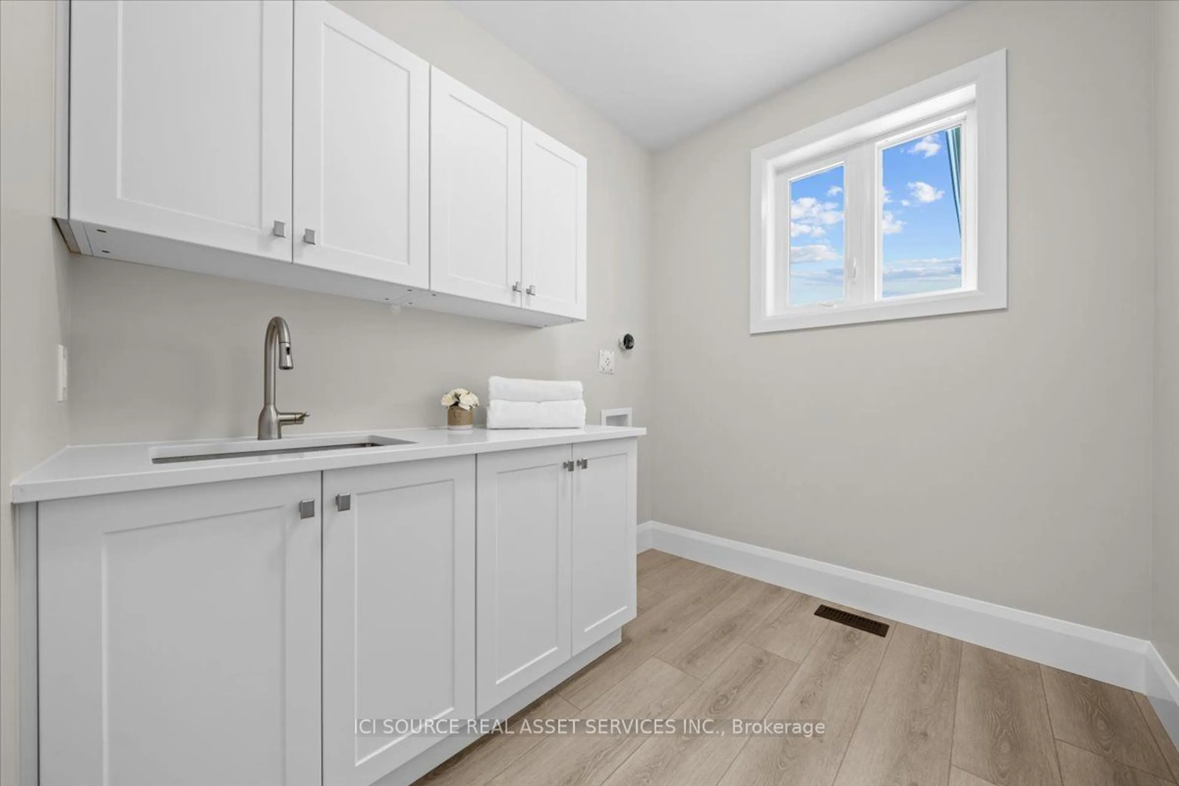 Laundry room for 312 McEwen's Mil Dr, Carleton Place Ontario K7C 0C4