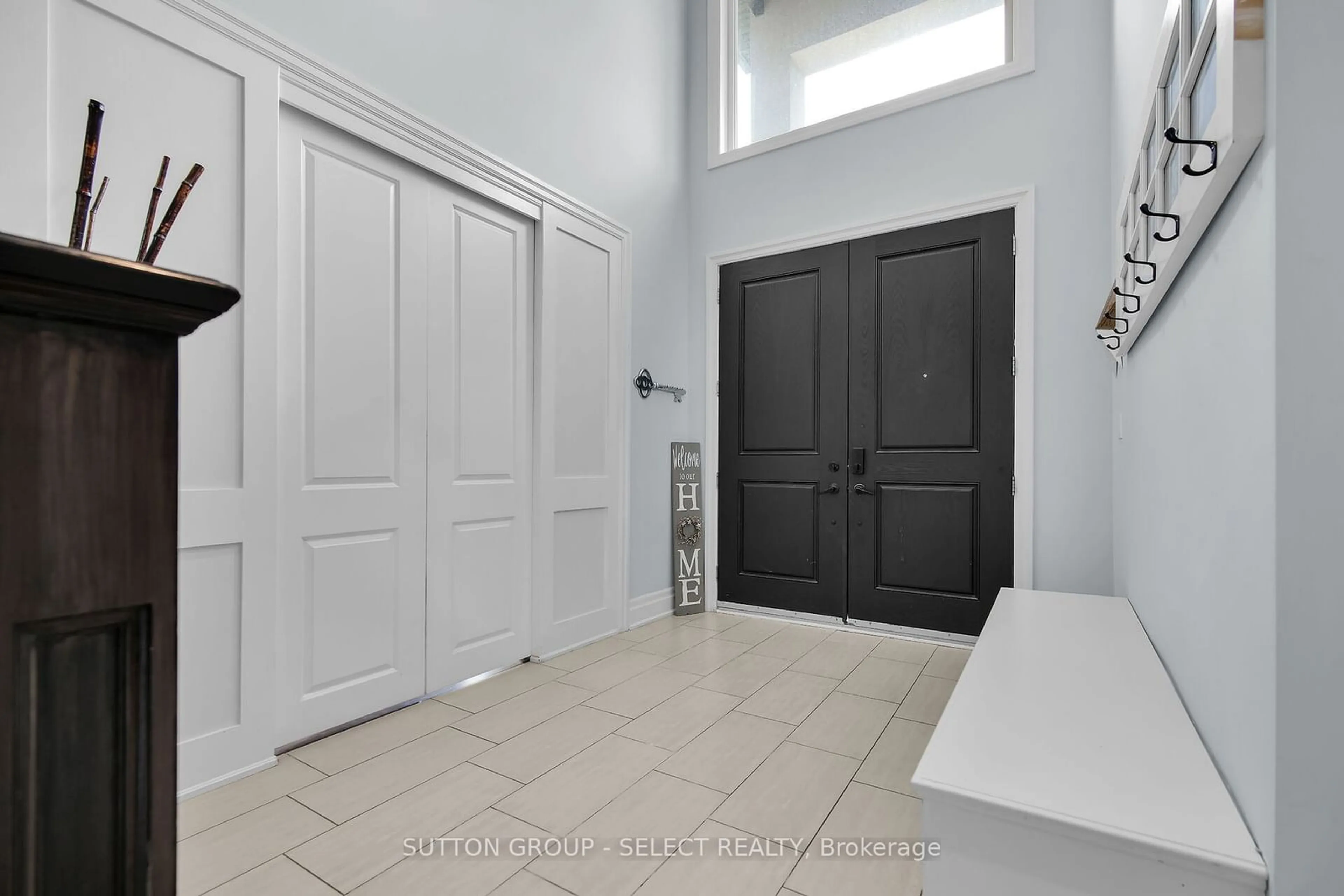 Indoor entryway, wood floors for 157 JENNA Dr, Strathroy-Caradoc Ontario N7G 0A4