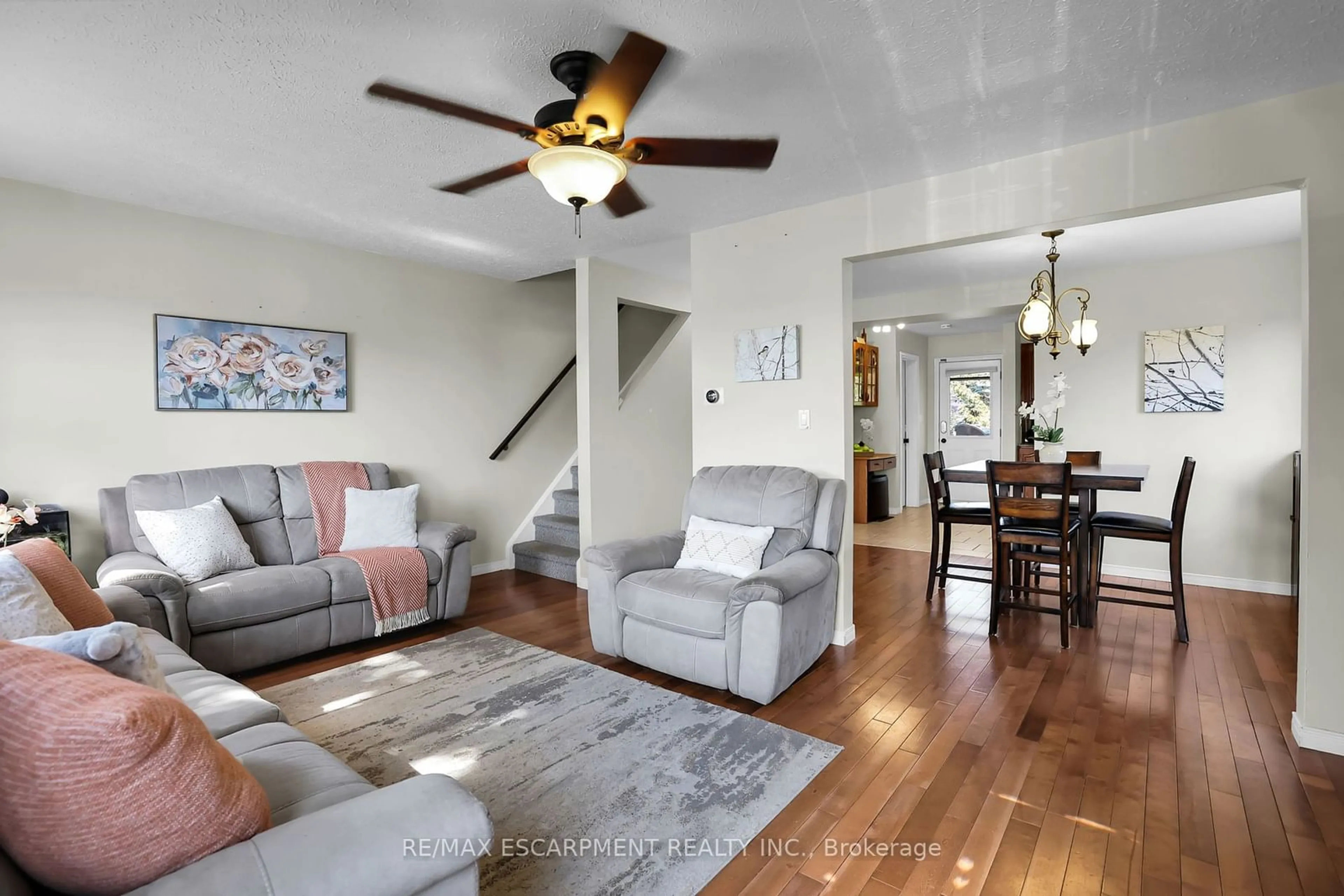 Living room, wood floors for 6415 Townline Rd, West Lincoln Ontario L0R 2A0