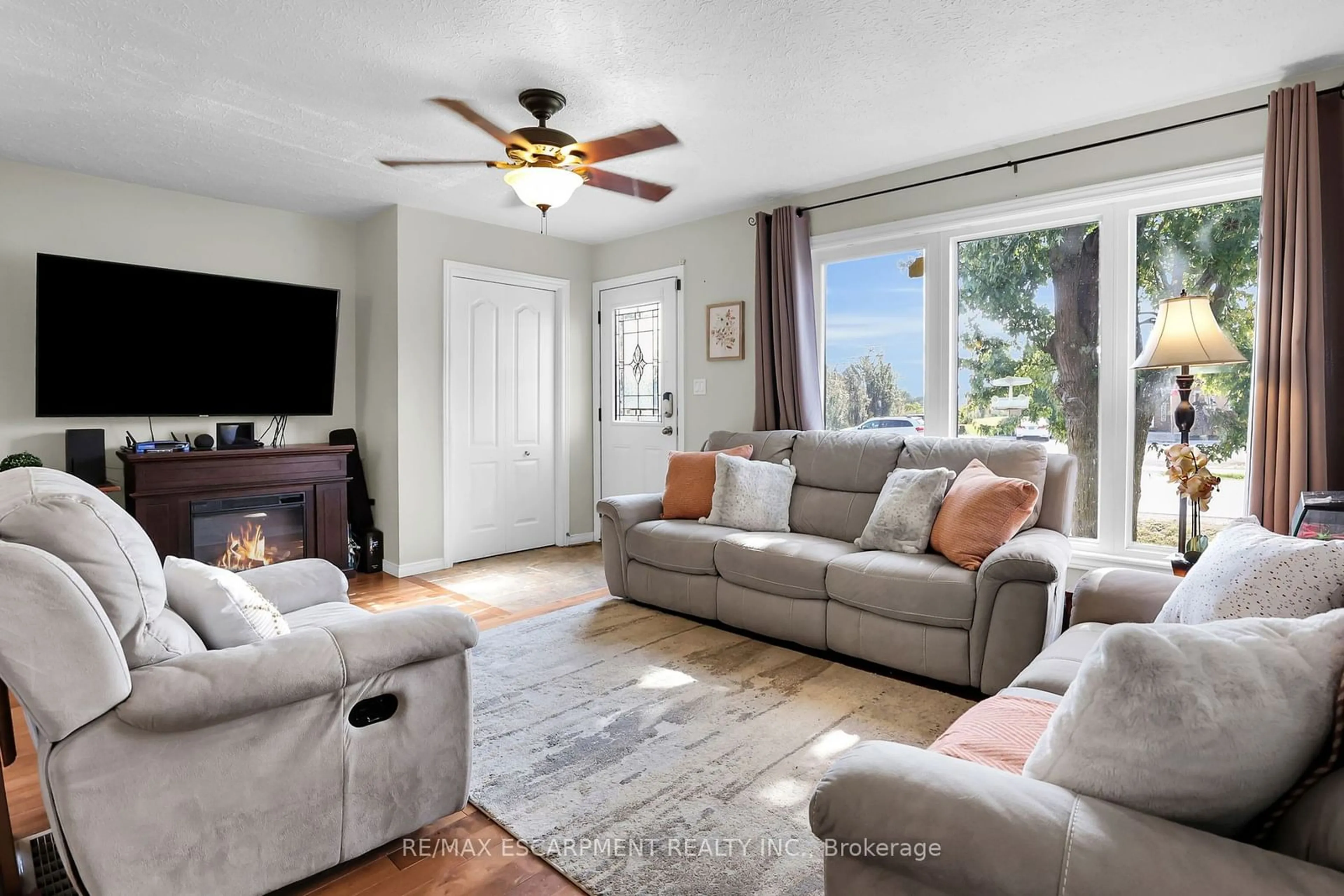 Living room, wood floors for 6415 Townline Rd, West Lincoln Ontario L0R 2A0