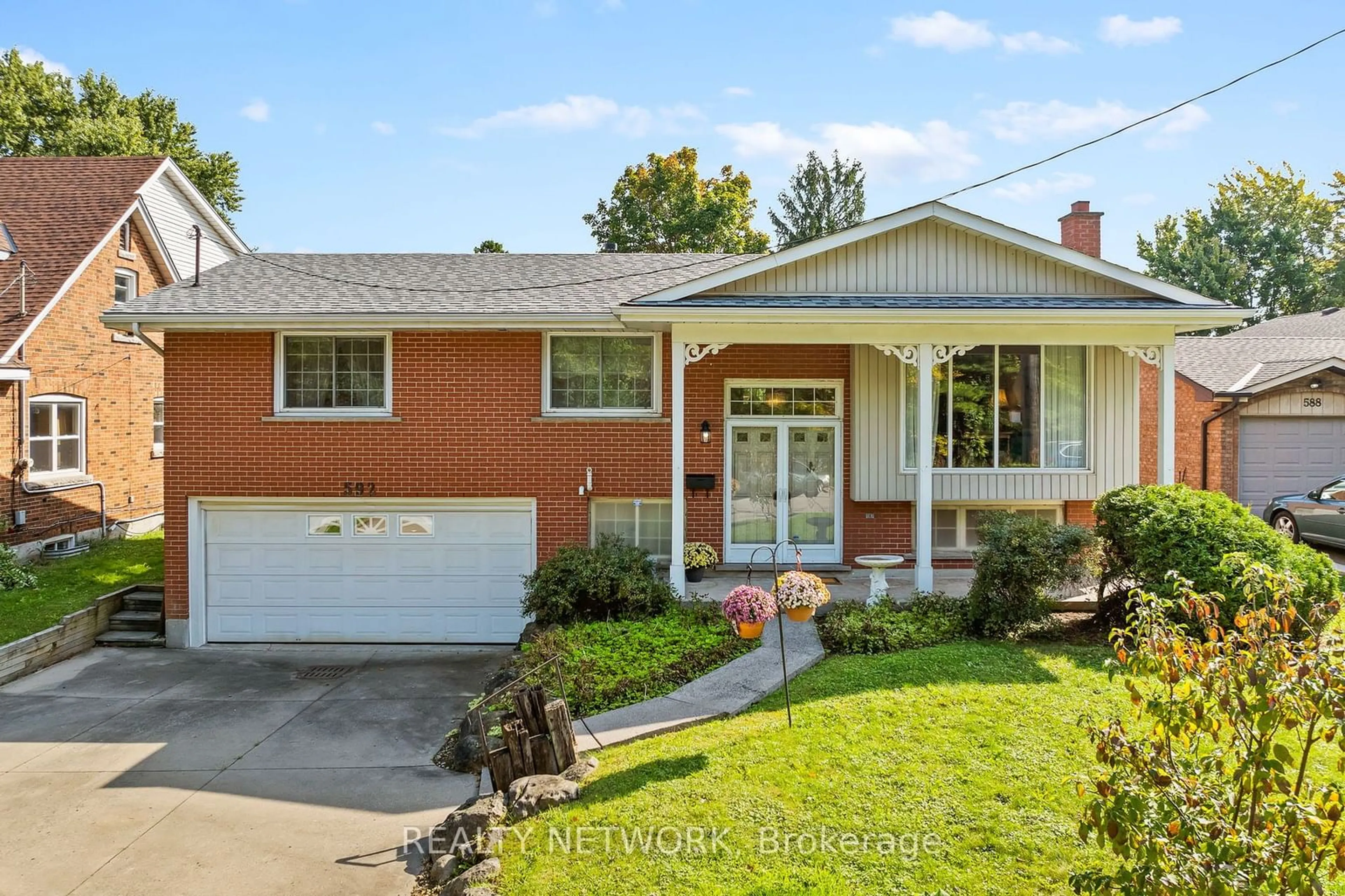 Frontside or backside of a home for 592 Grays Rd, Hamilton Ontario L8E 2Z6