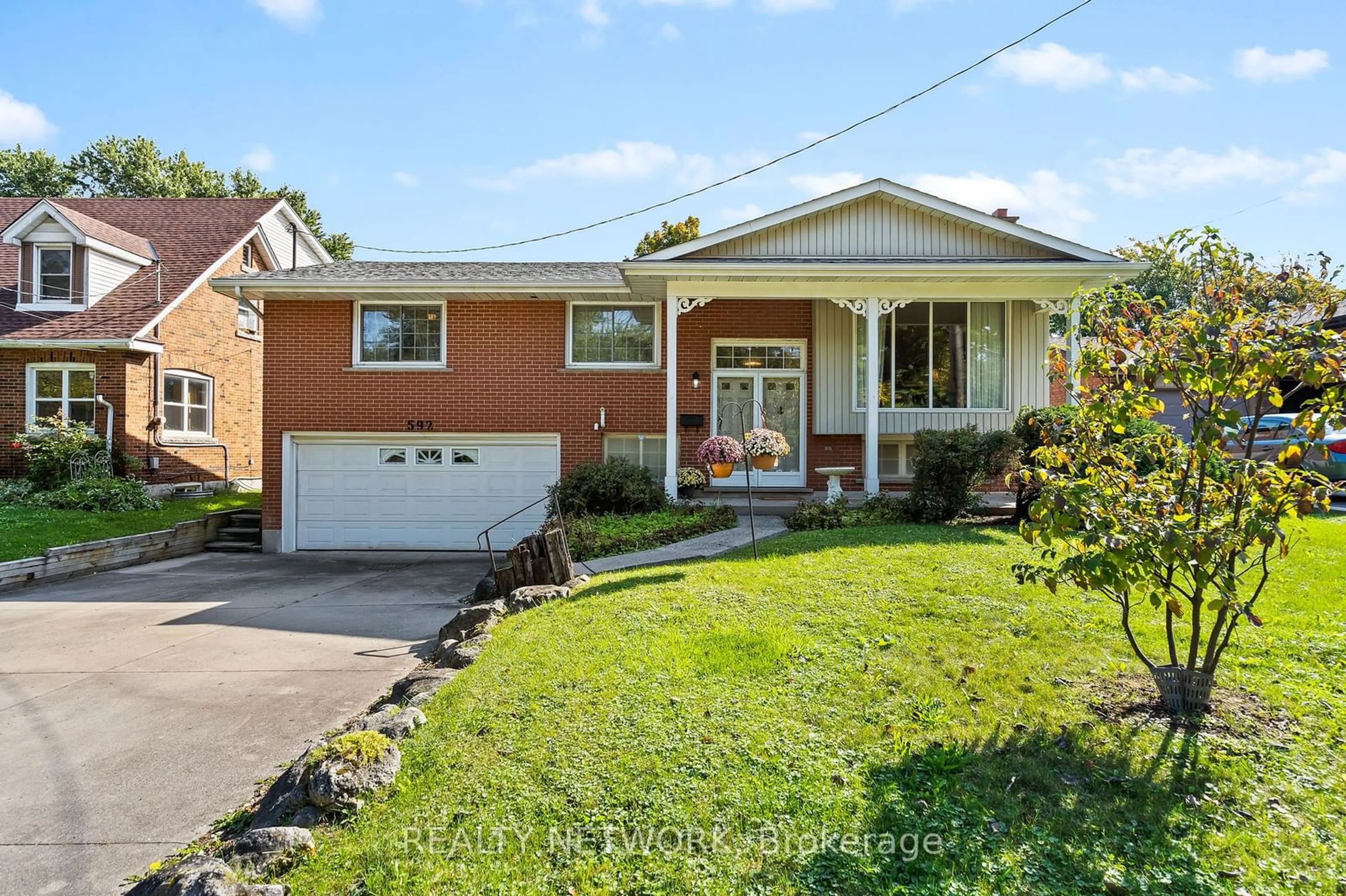 Frontside or backside of a home for 592 Grays Rd, Hamilton Ontario L8E 2Z6