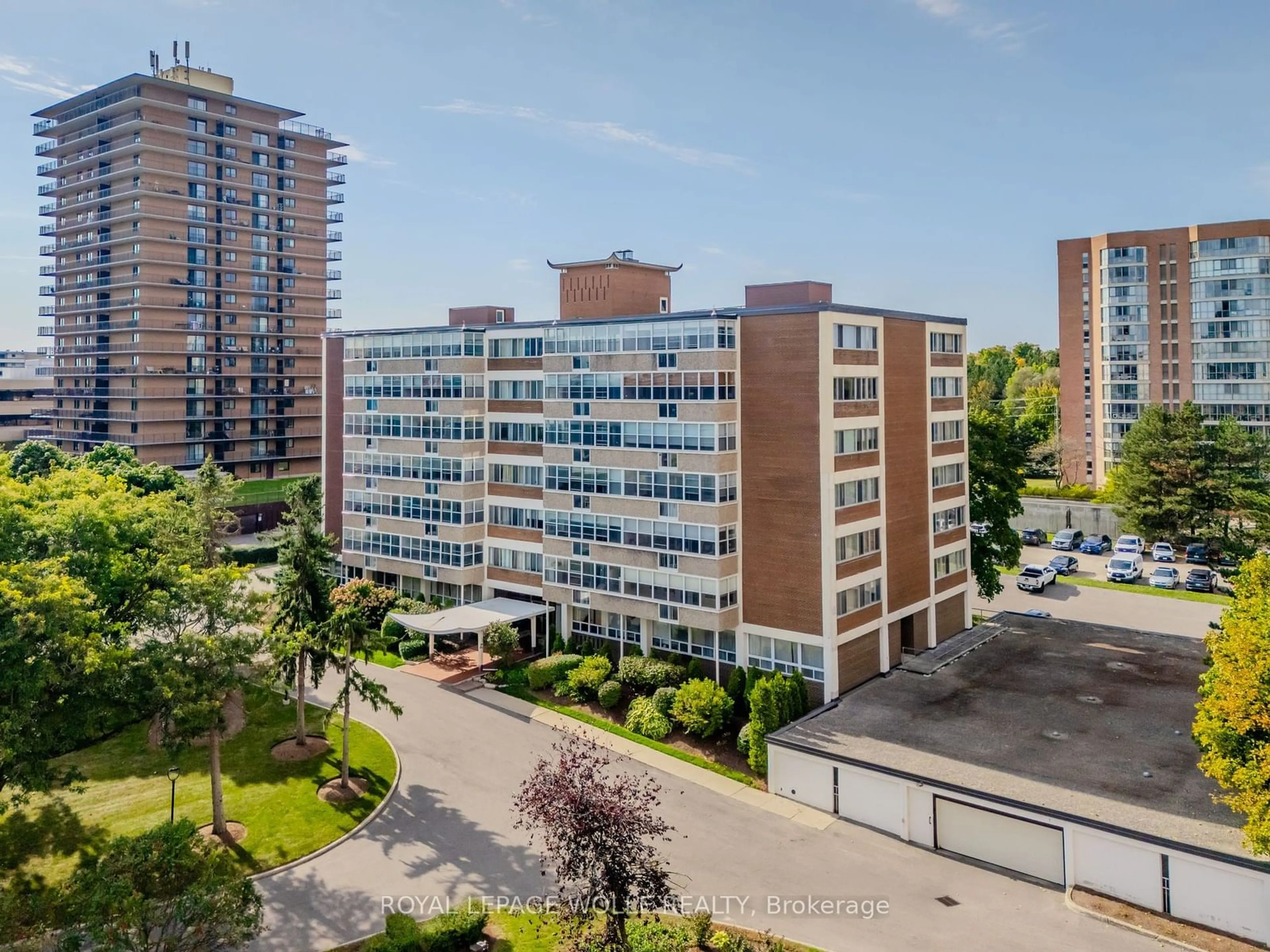 A pic from exterior of the house or condo, the front or back of building for 45 Westmount Rd #708, Waterloo Ontario N2L 2R3