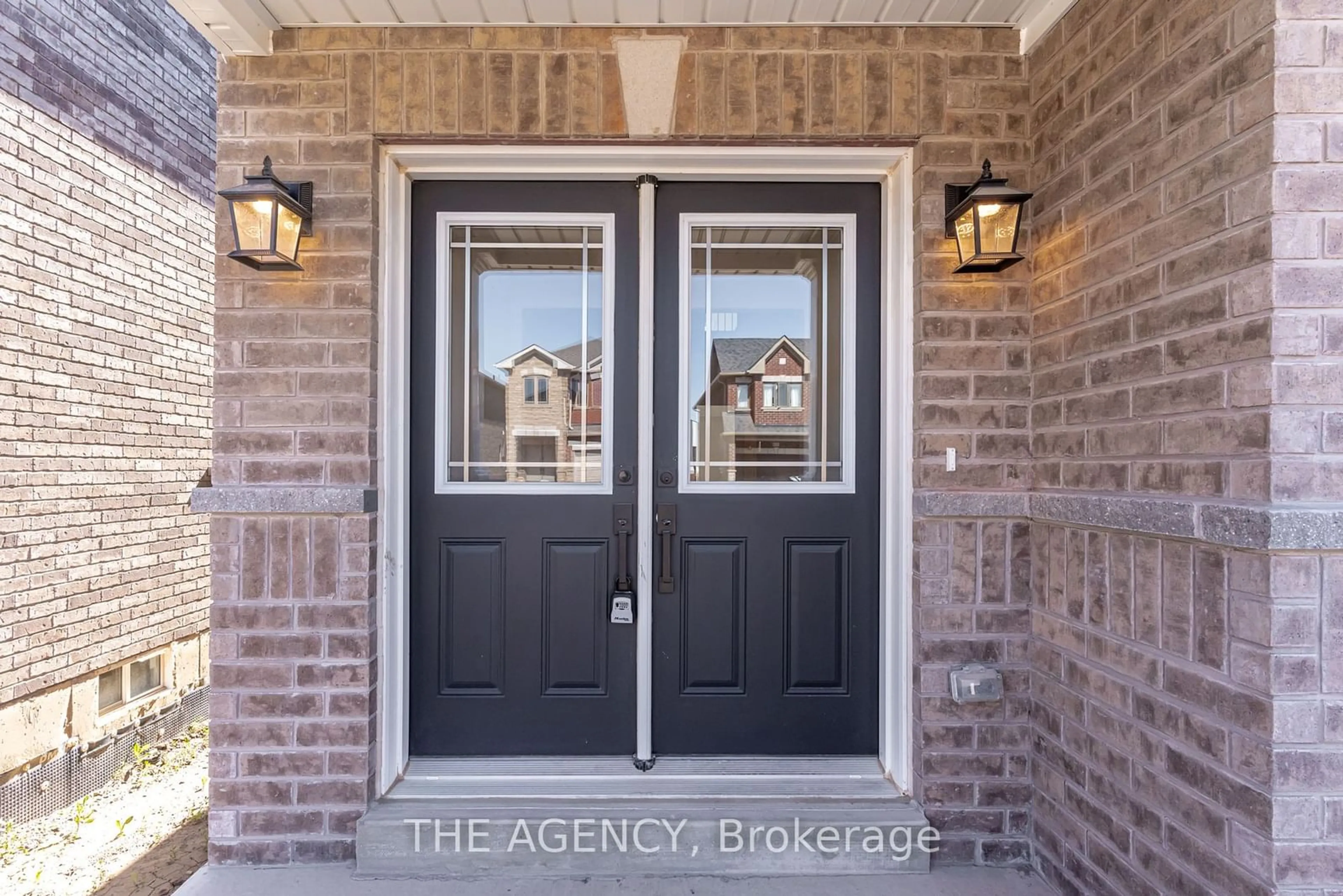 Indoor entryway, wood floors for 225 Palace St, Thorold Ontario L2V 0J7