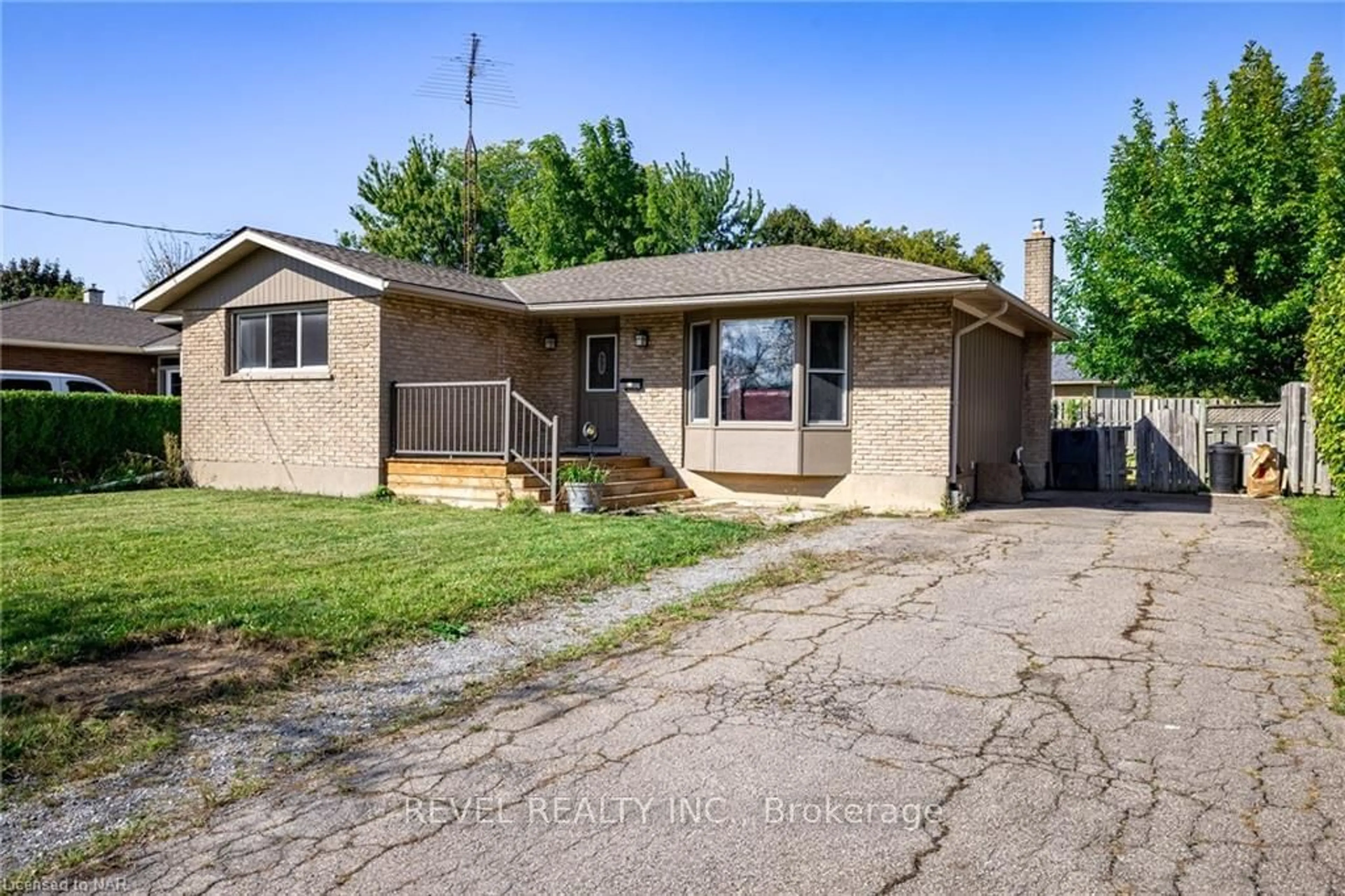 Frontside or backside of a home, the street view for 11 Rendale Ave, St. Catharines Ontario L2M 6E9