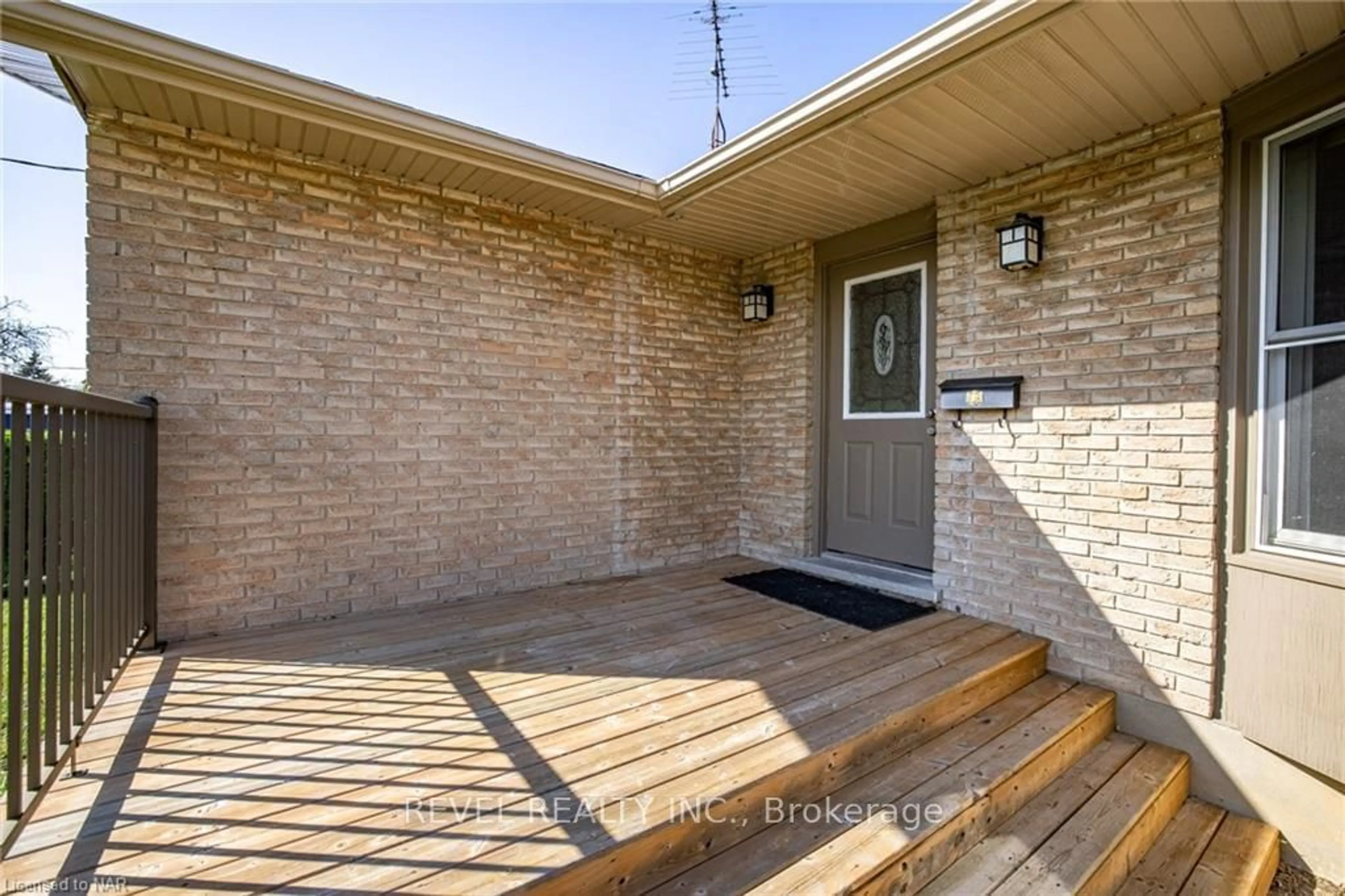 Home with brick exterior material for 11 Rendale Ave, St. Catharines Ontario L2M 6E9