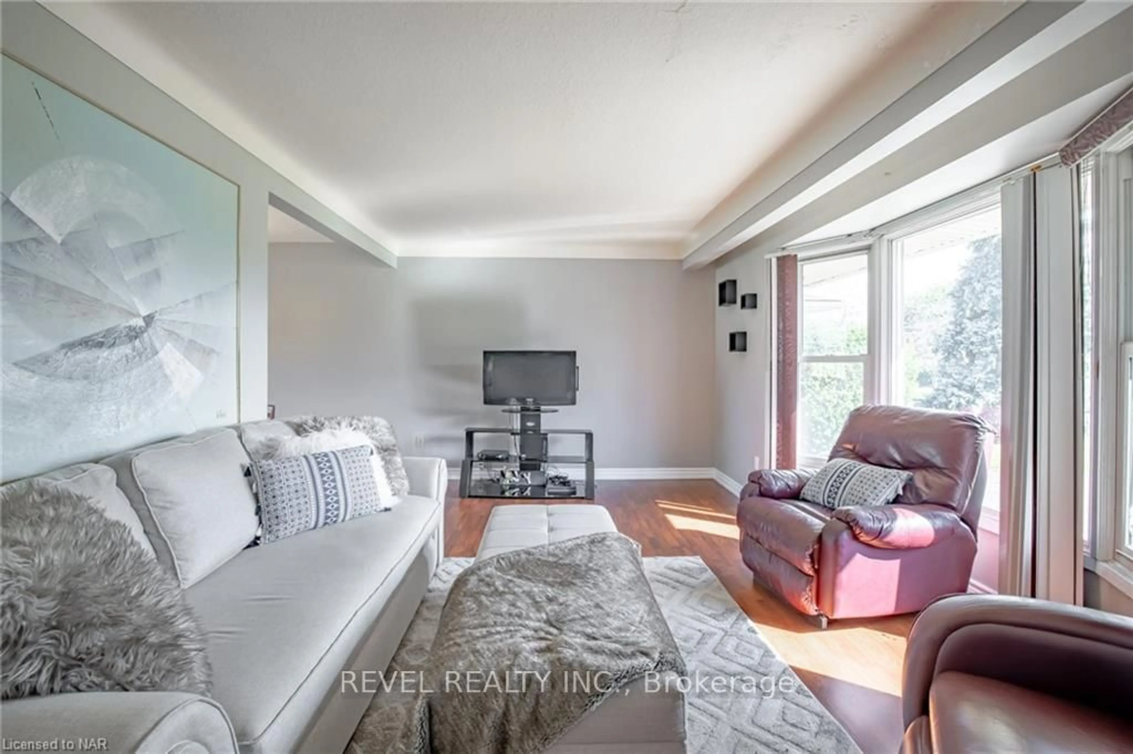 Living room, wood floors for 11 Rendale Ave, St. Catharines Ontario L2M 6E9