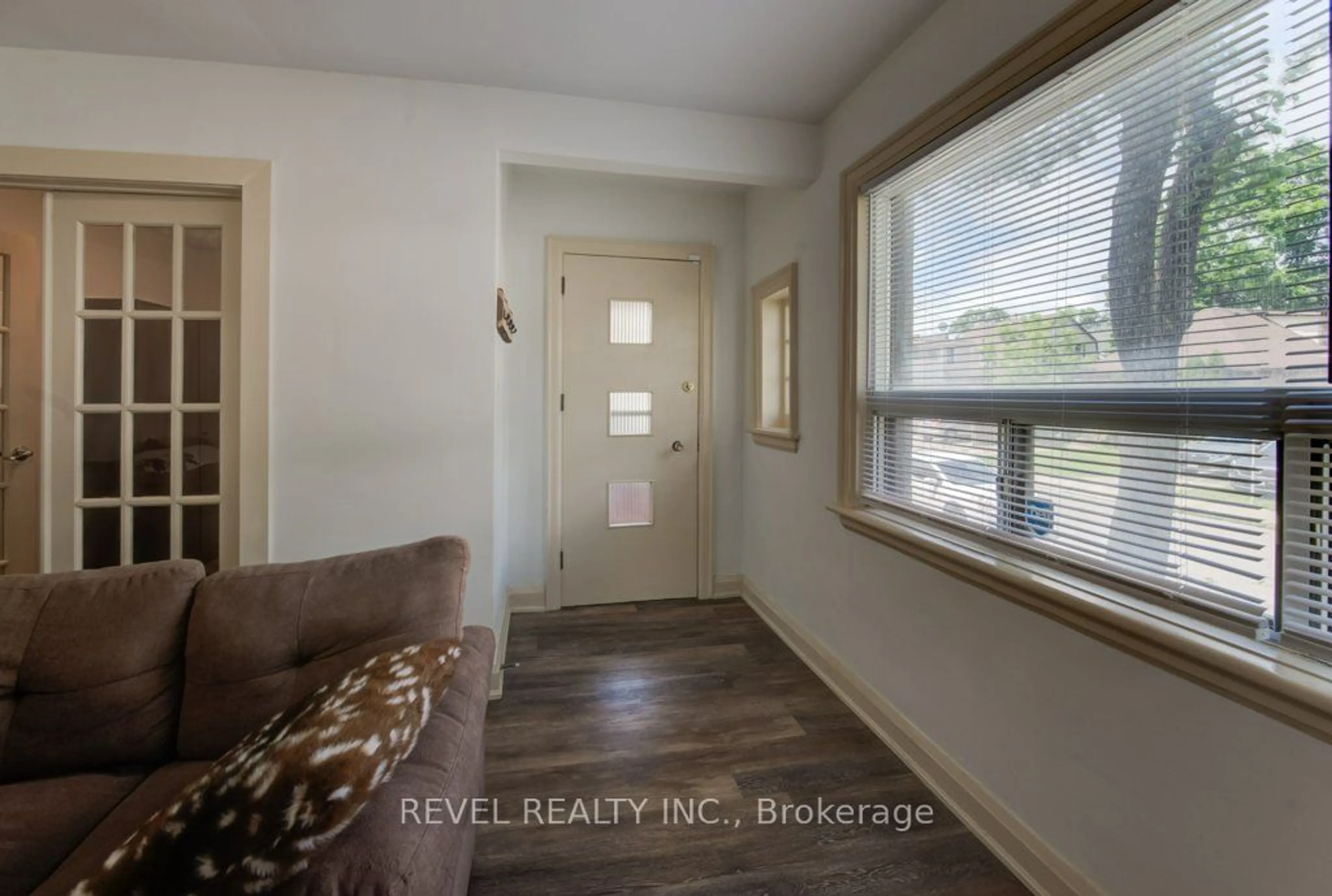 Indoor entryway, wood floors for 72 Edgemont St, Hamilton Ontario L8H 4C8