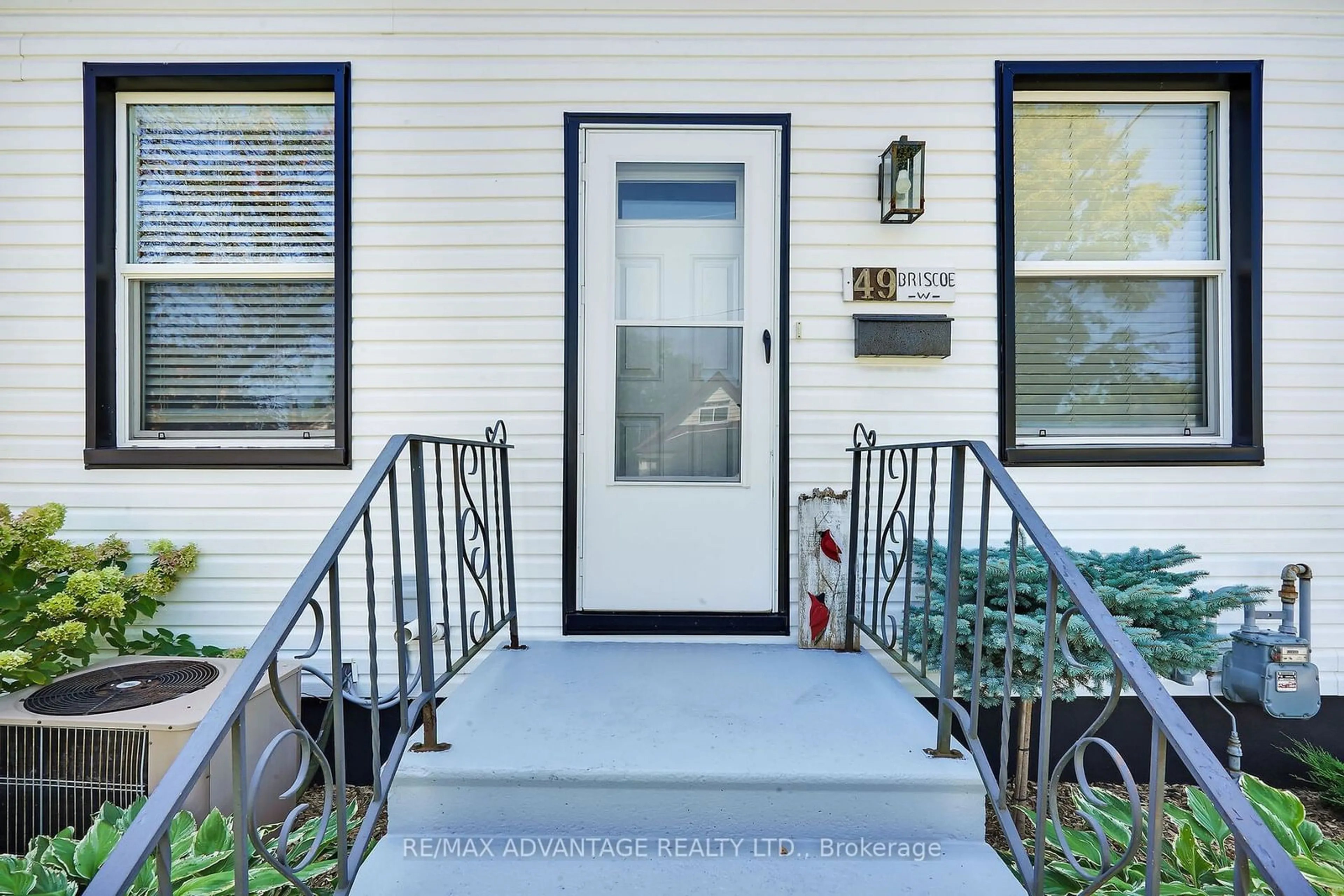 Indoor entryway, wood floors for 49 Briscoe St, London Ontario N6J 1M4