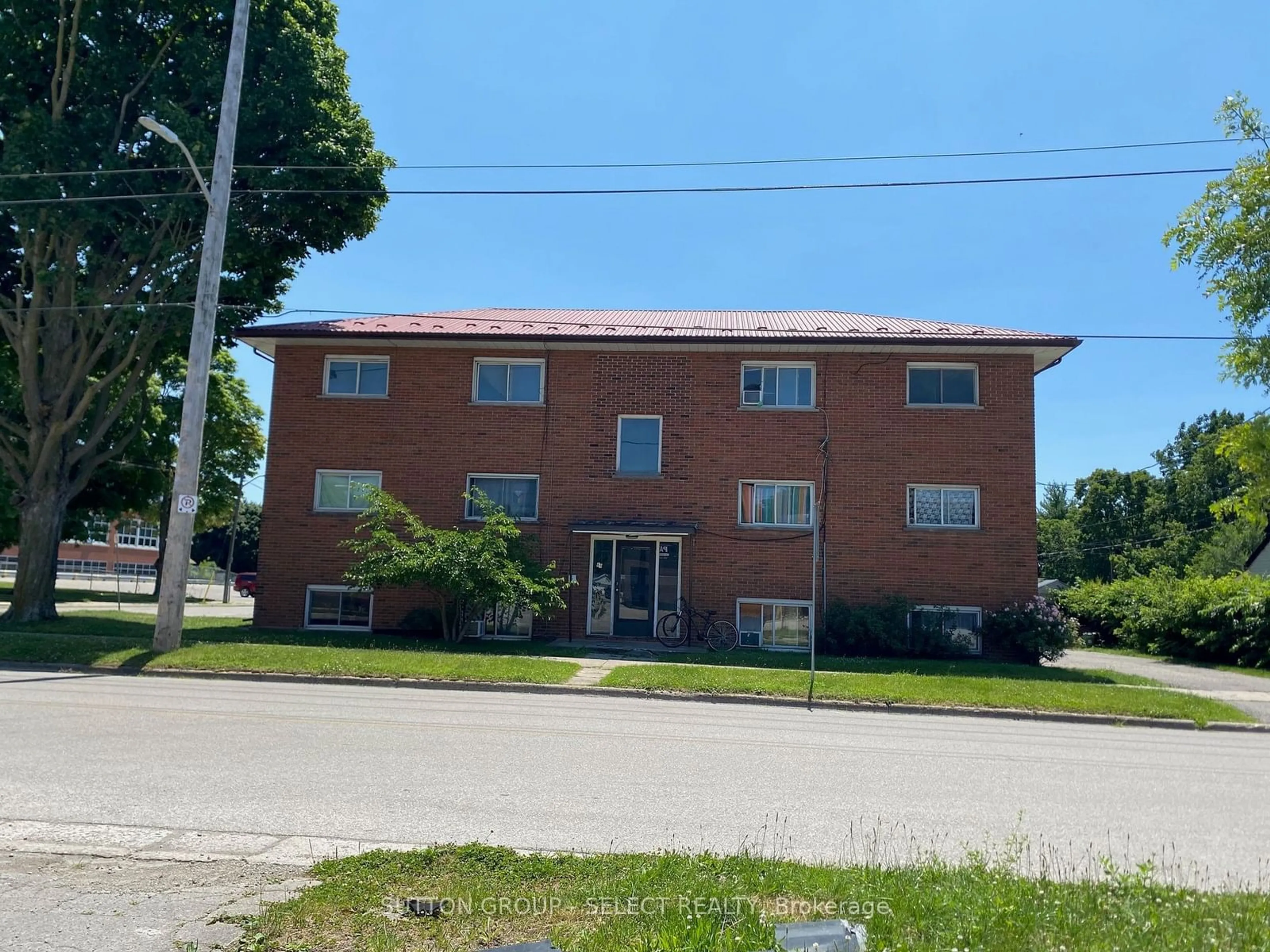 A pic from exterior of the house or condo, the front or back of building for 69 Oliver St, London Ontario N5Z 2E8