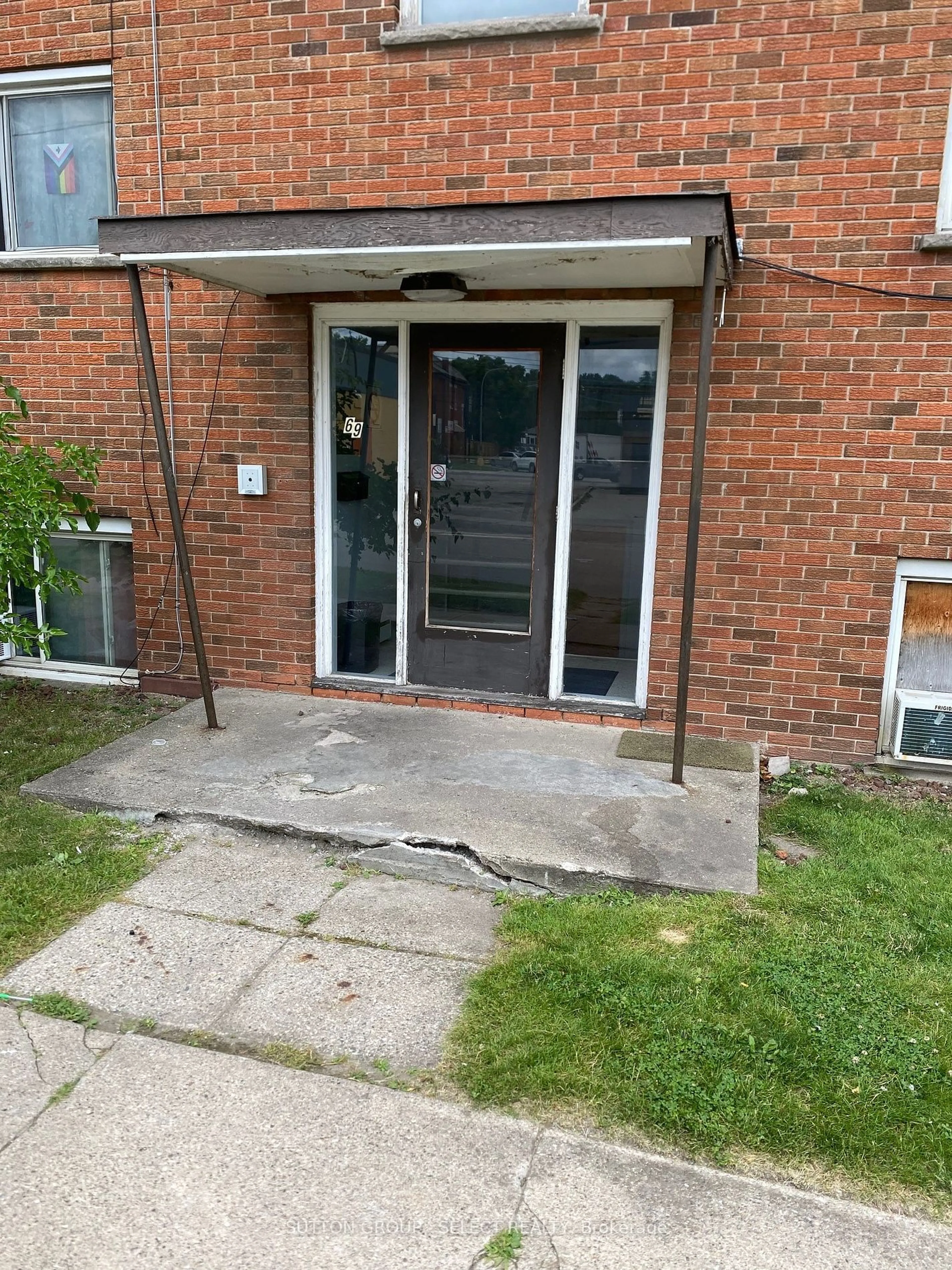 Patio, the front or back of building for 69 Oliver St, London Ontario N5Z 2E8