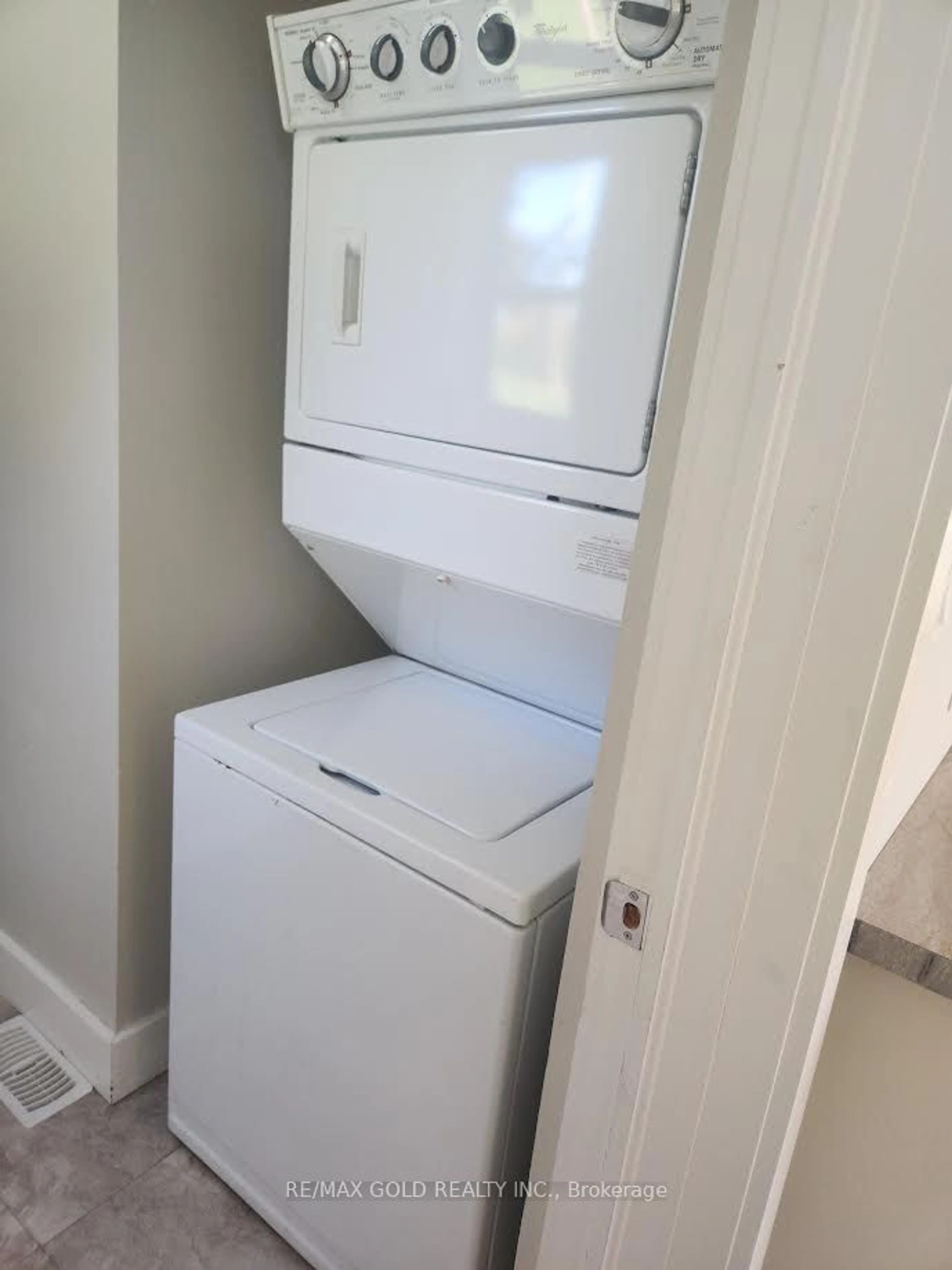 Washer and dryer for 205731 Highway 26 Rd, Meaford Ontario N4L 1W5