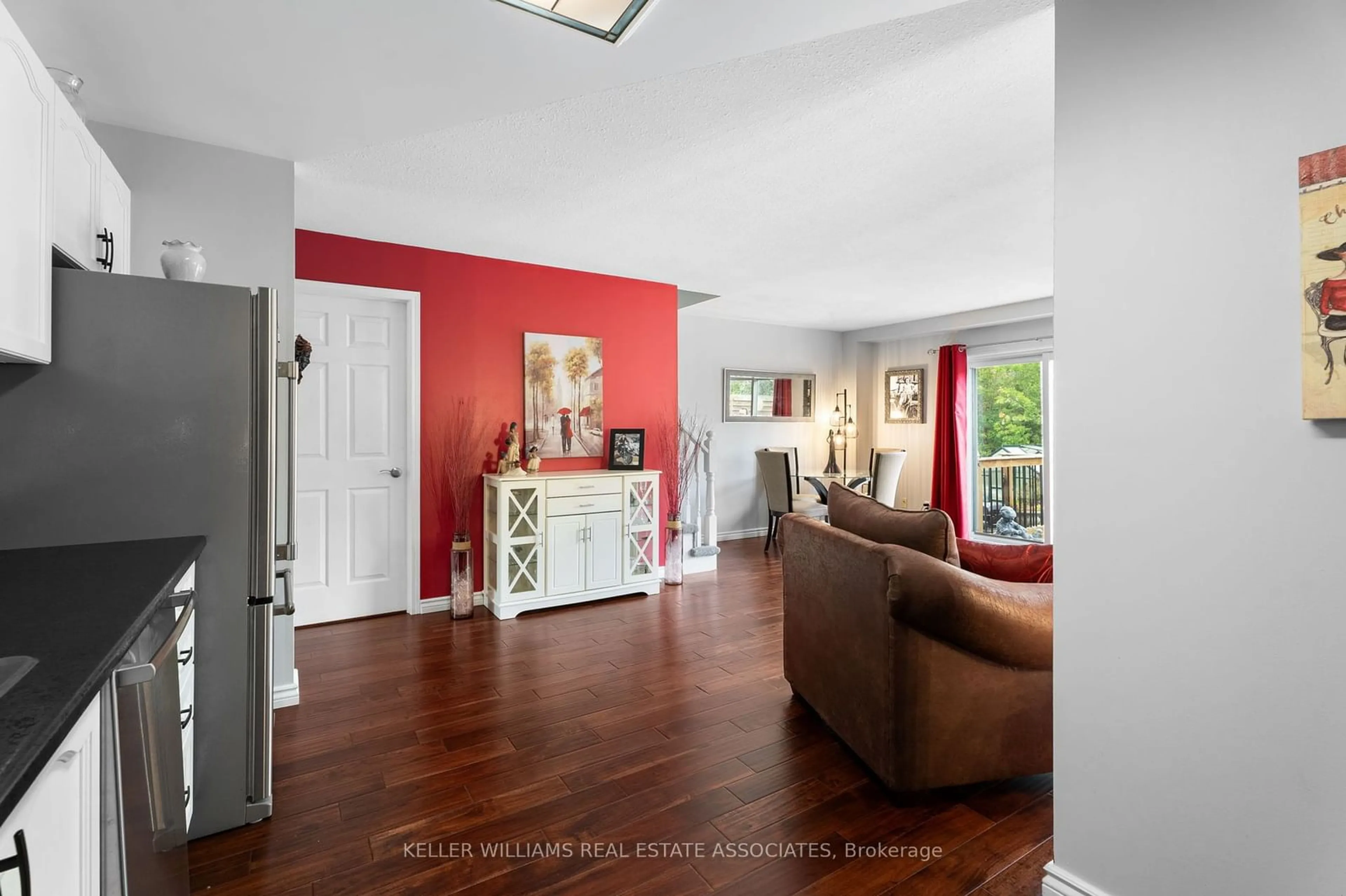 Living room, wood floors for 4363 Beverley Cres, Lincoln Ontario L0R 1B6