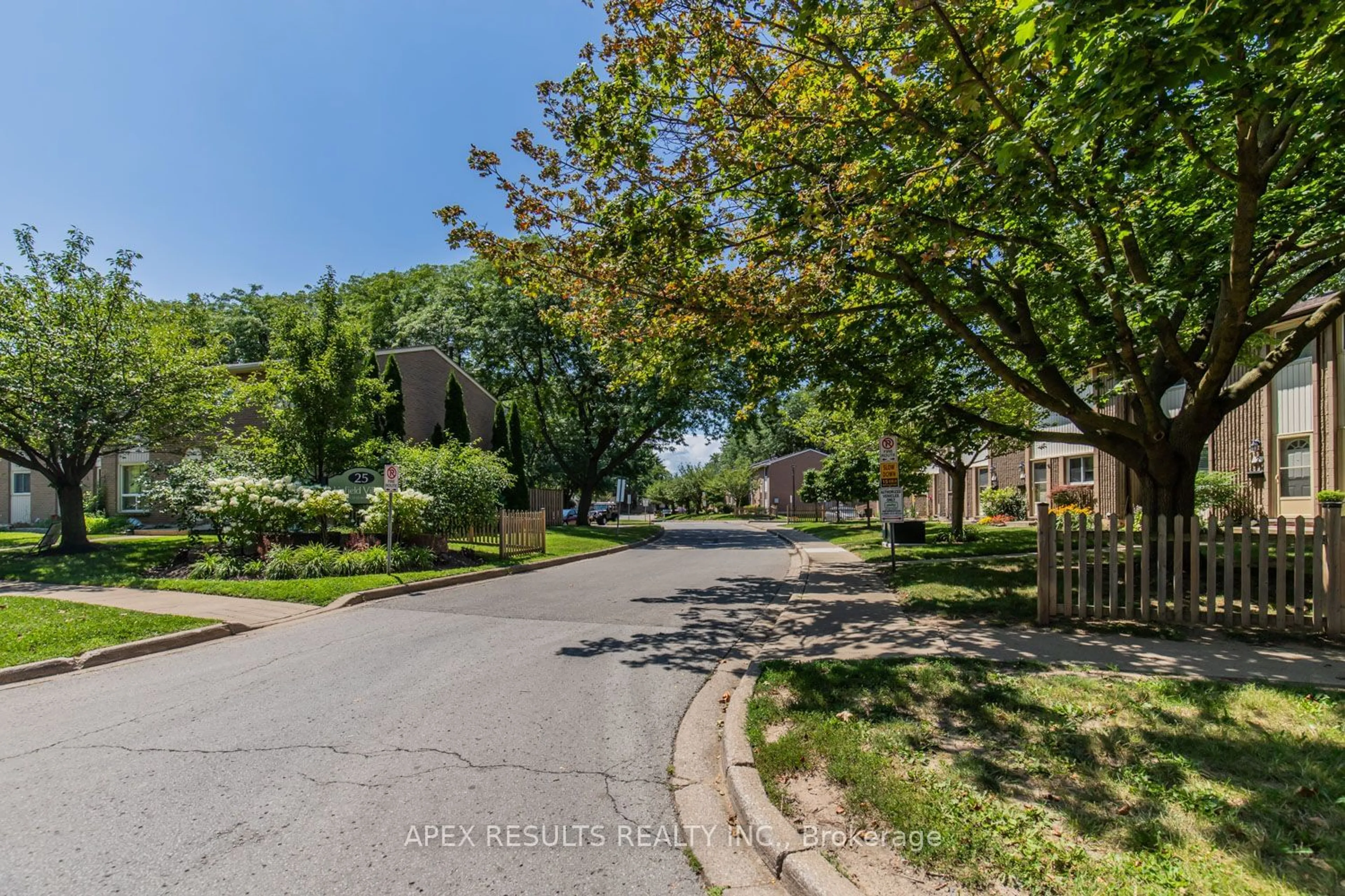 A pic from exterior of the house or condo, the street view for 25 Linfield Dr #7, St. Catharines Ontario L2N 5T7