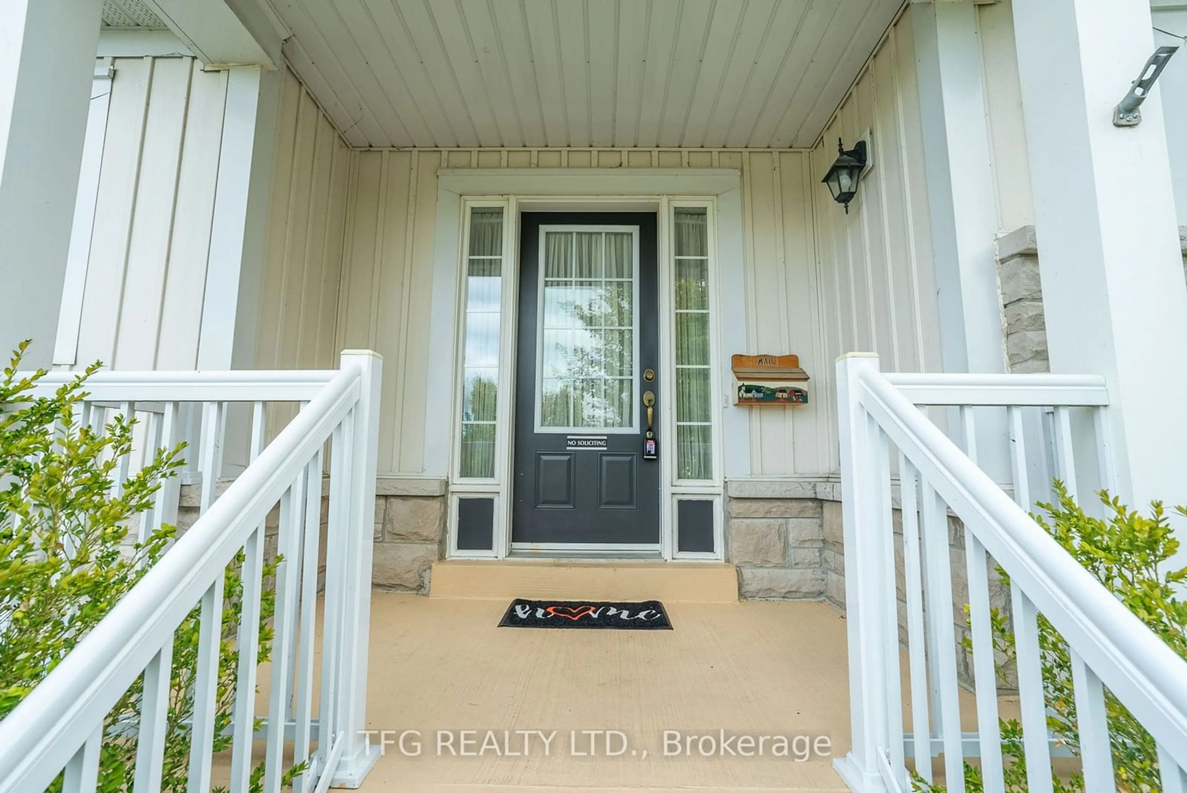 Indoor entryway for 833 Charles Wilson Pkwy, Cobourg Ontario K9A 0H2