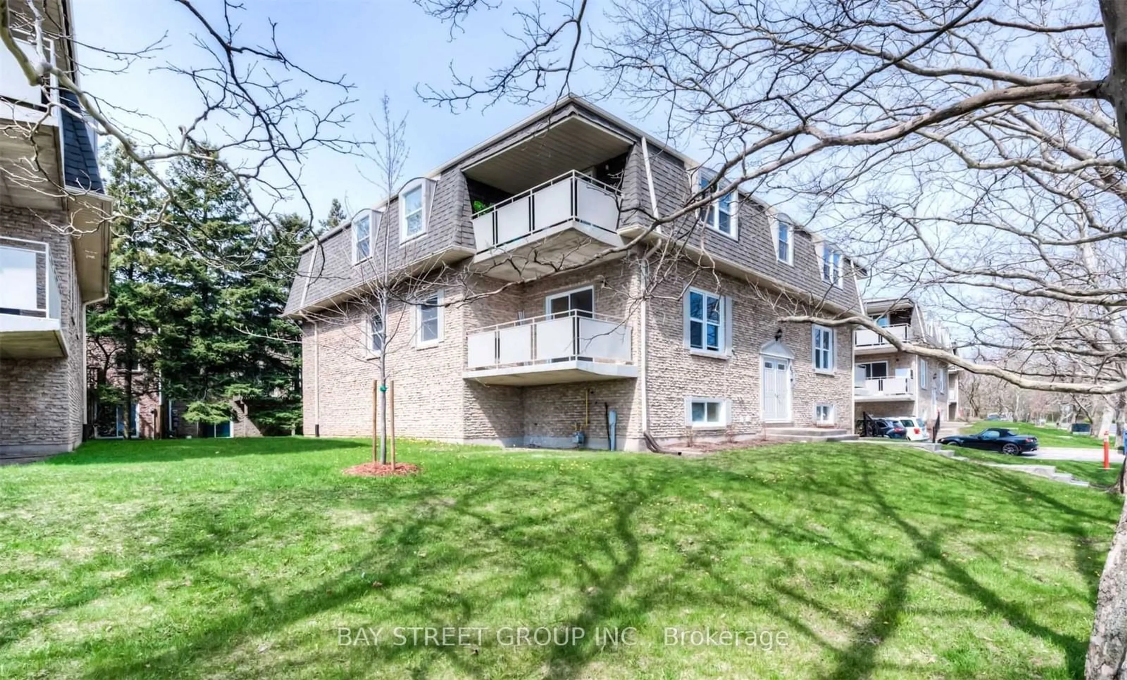 A pic from exterior of the house or condo, the front or back of building for 83 Westmount Rd #2, Waterloo Ontario N2L 5G5