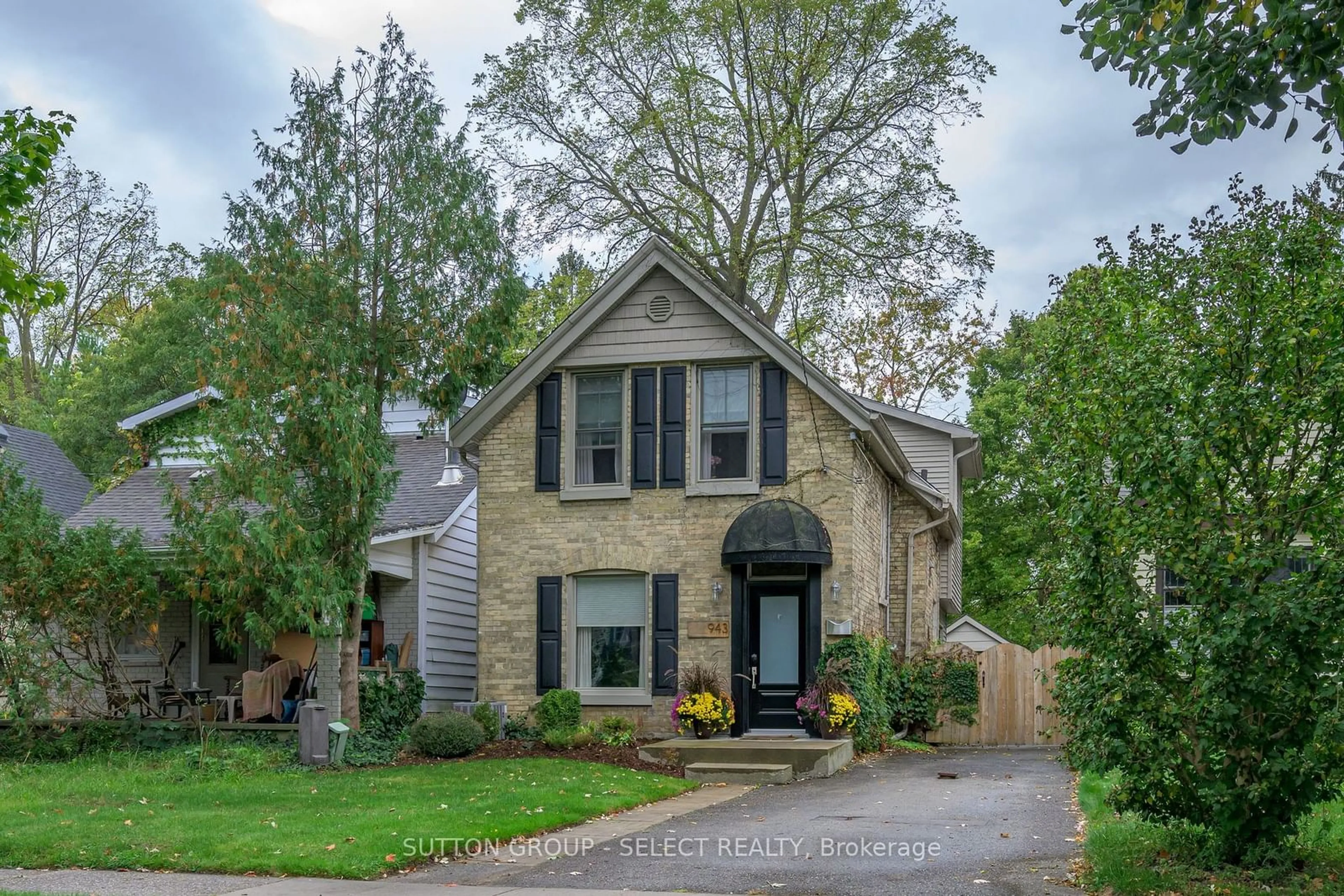 Home with brick exterior material for 943 Colborne St, London Ontario N6A 4A5