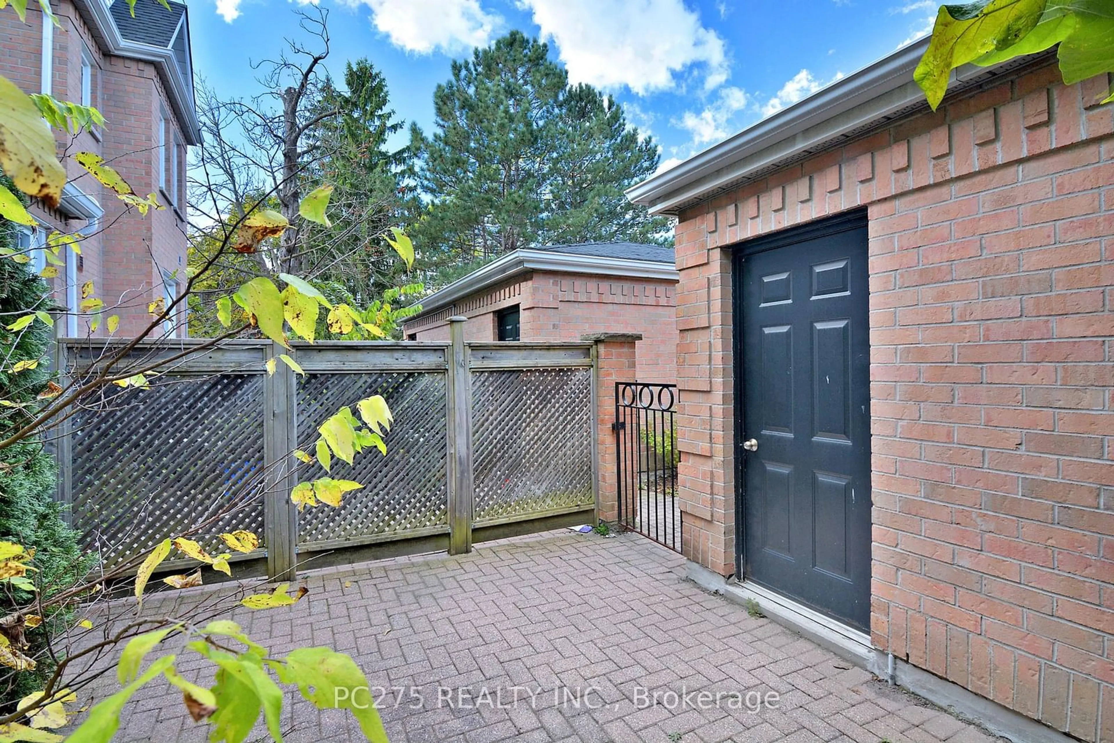 Home with brick exterior material for 1570 Richmond St #25, London Ontario N6G 4W1