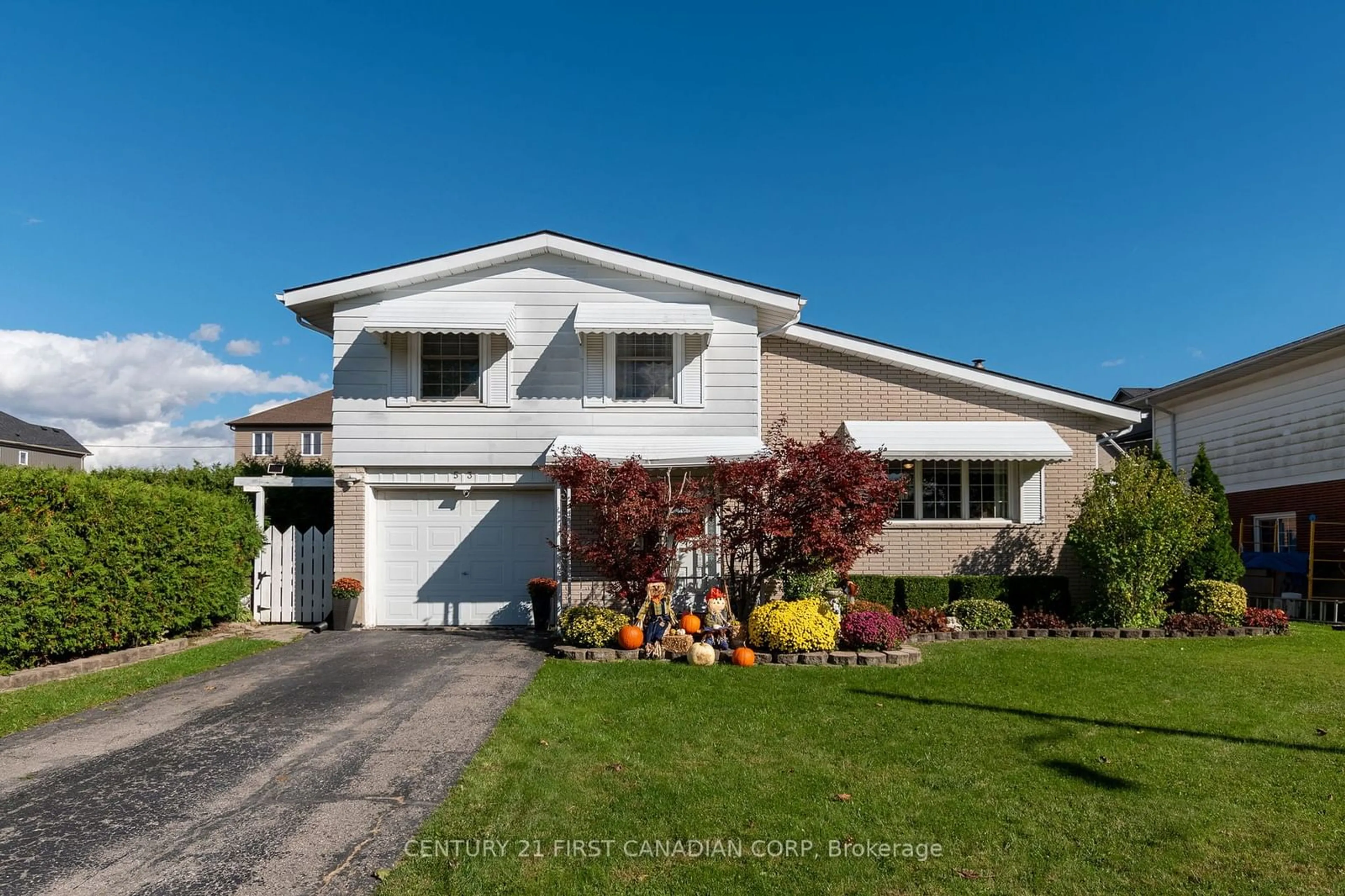 Frontside or backside of a home, the street view for 53 Dunwich Dr, St. Thomas Ontario N5R 4T7